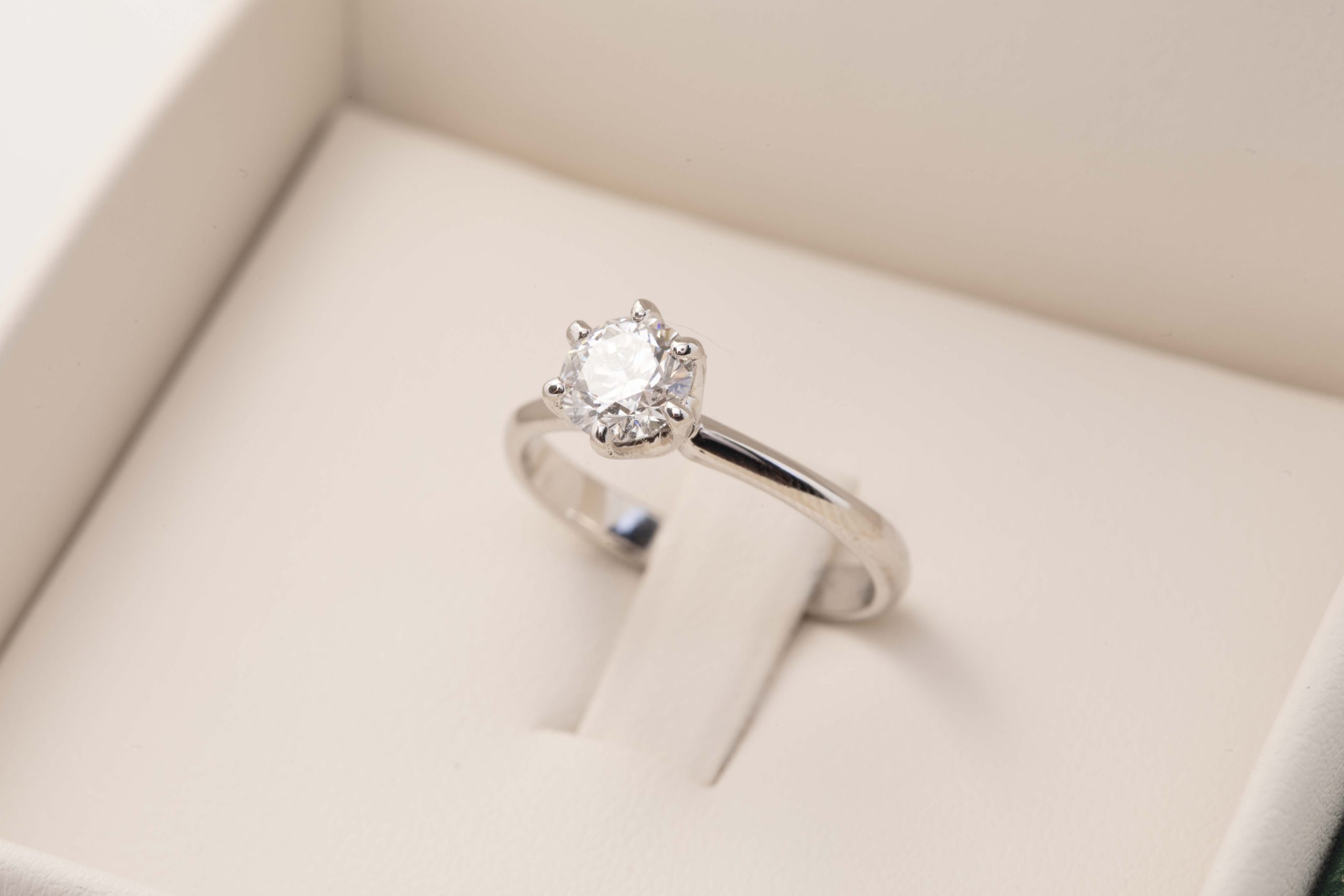 Anillo de compromiso con diamante 0.74Ct.