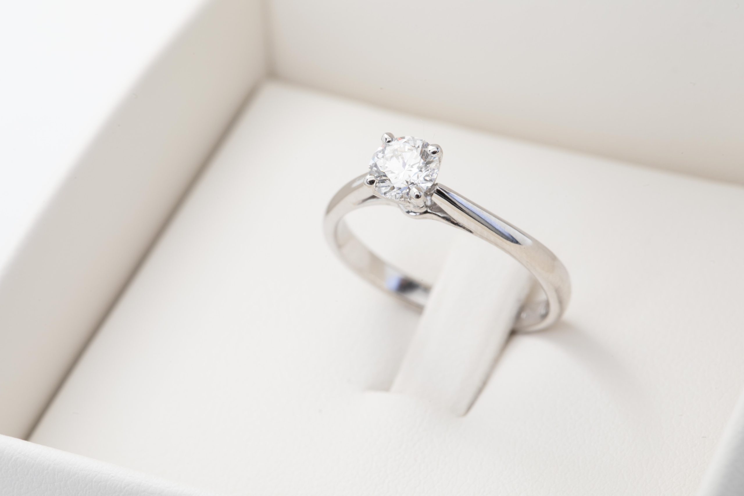 Anillo de compromiso con diamante 0.57Ct.