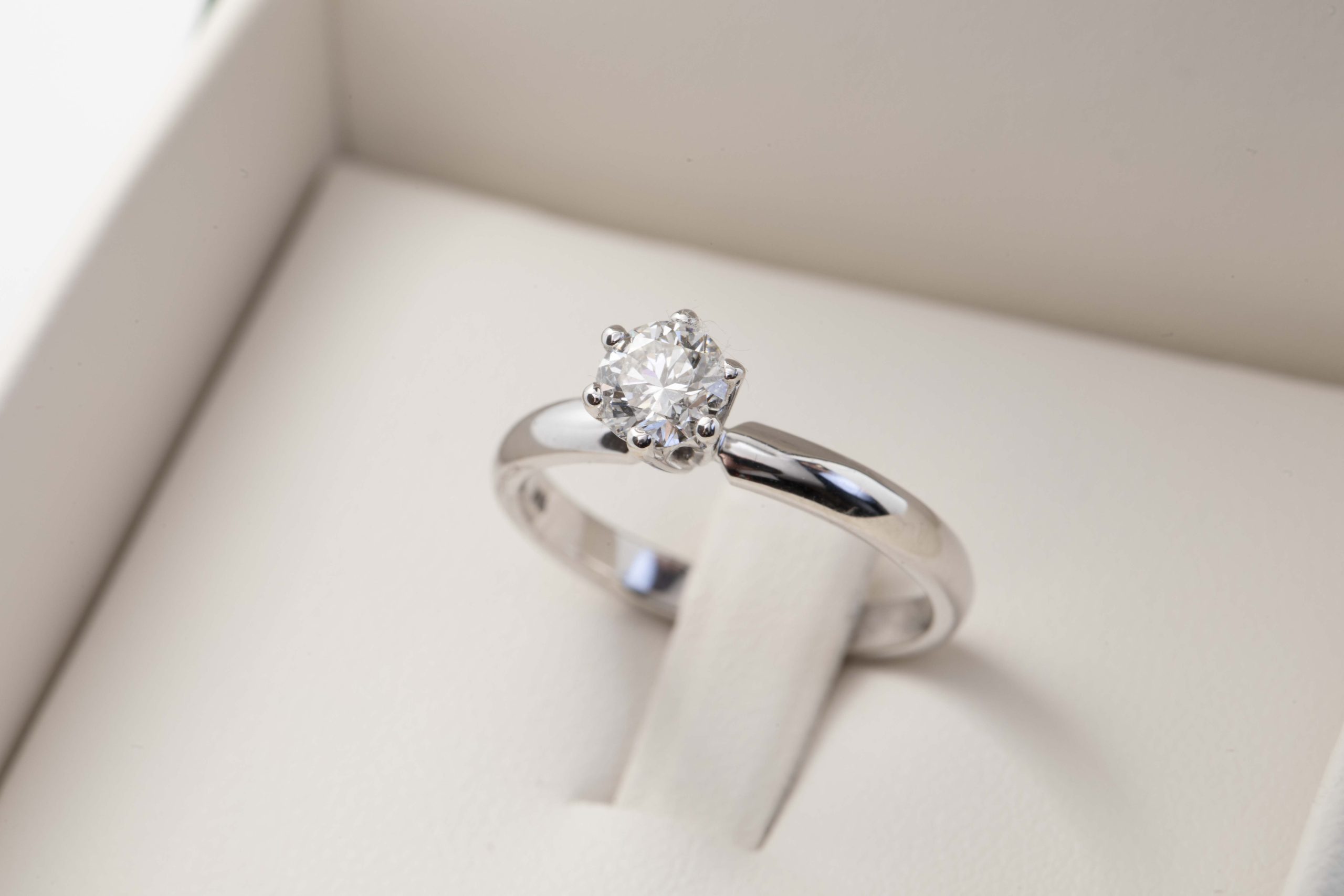 Anillo de compromiso con diamante 0.60Ct.