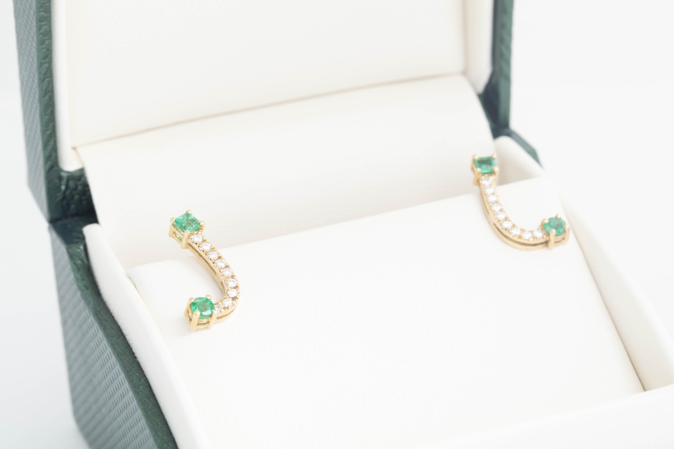 Aretes con esmeraldas y brillantes