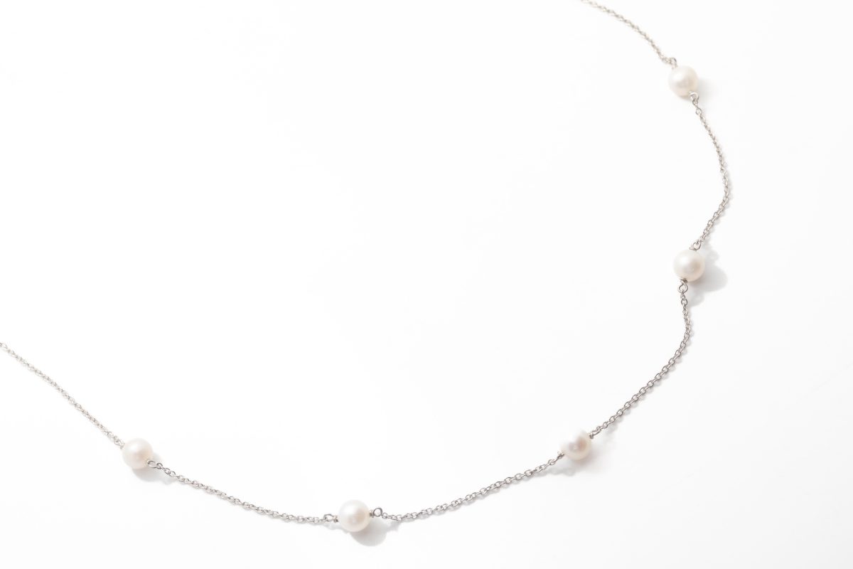 Collar con perlas en oro blanco