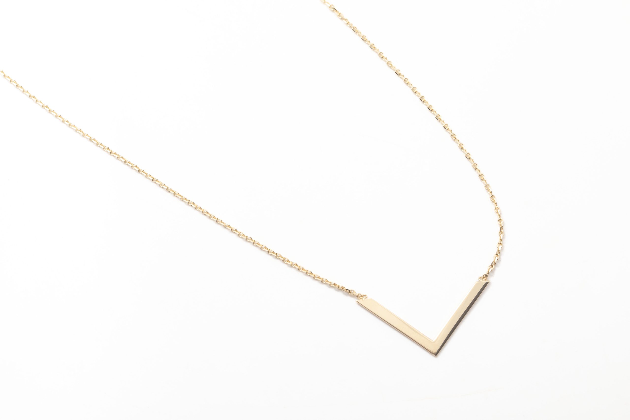 Collar con triángulo abierto
