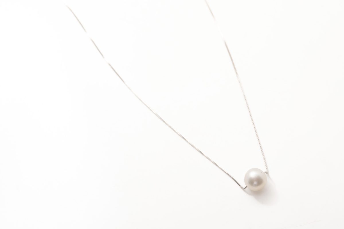 Collar con una perla en oro blanco