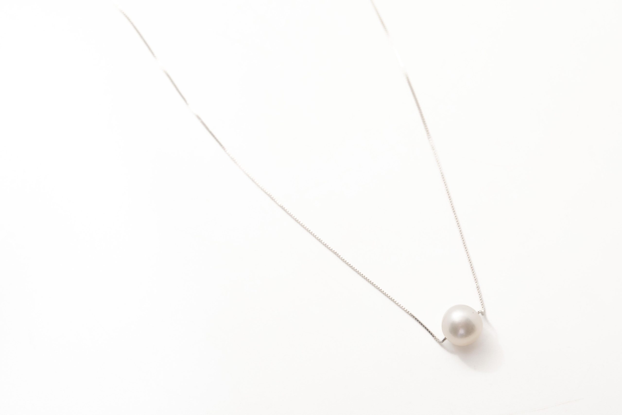 Collar con una perla en oro blanco