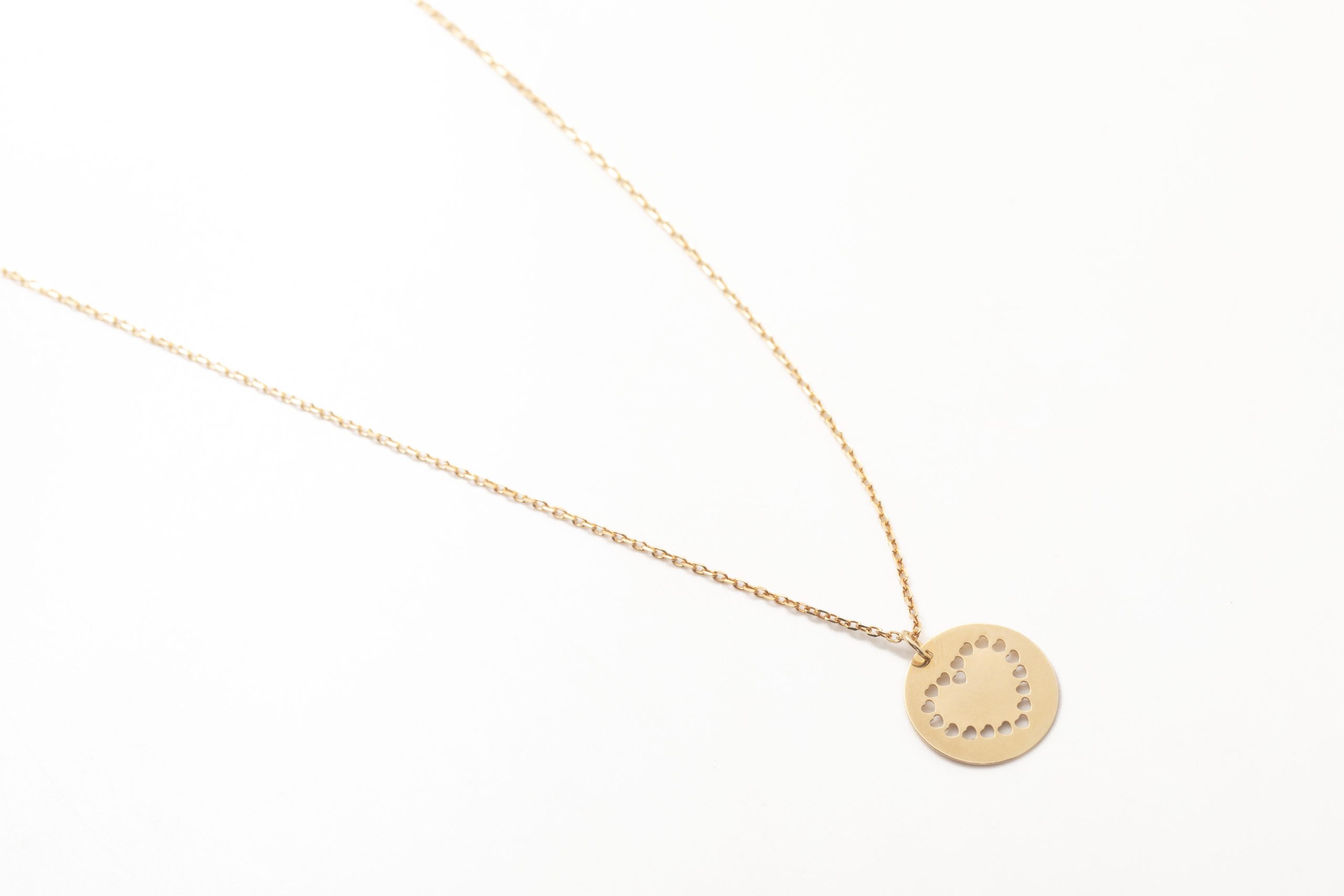 Collar con placa con un corazón