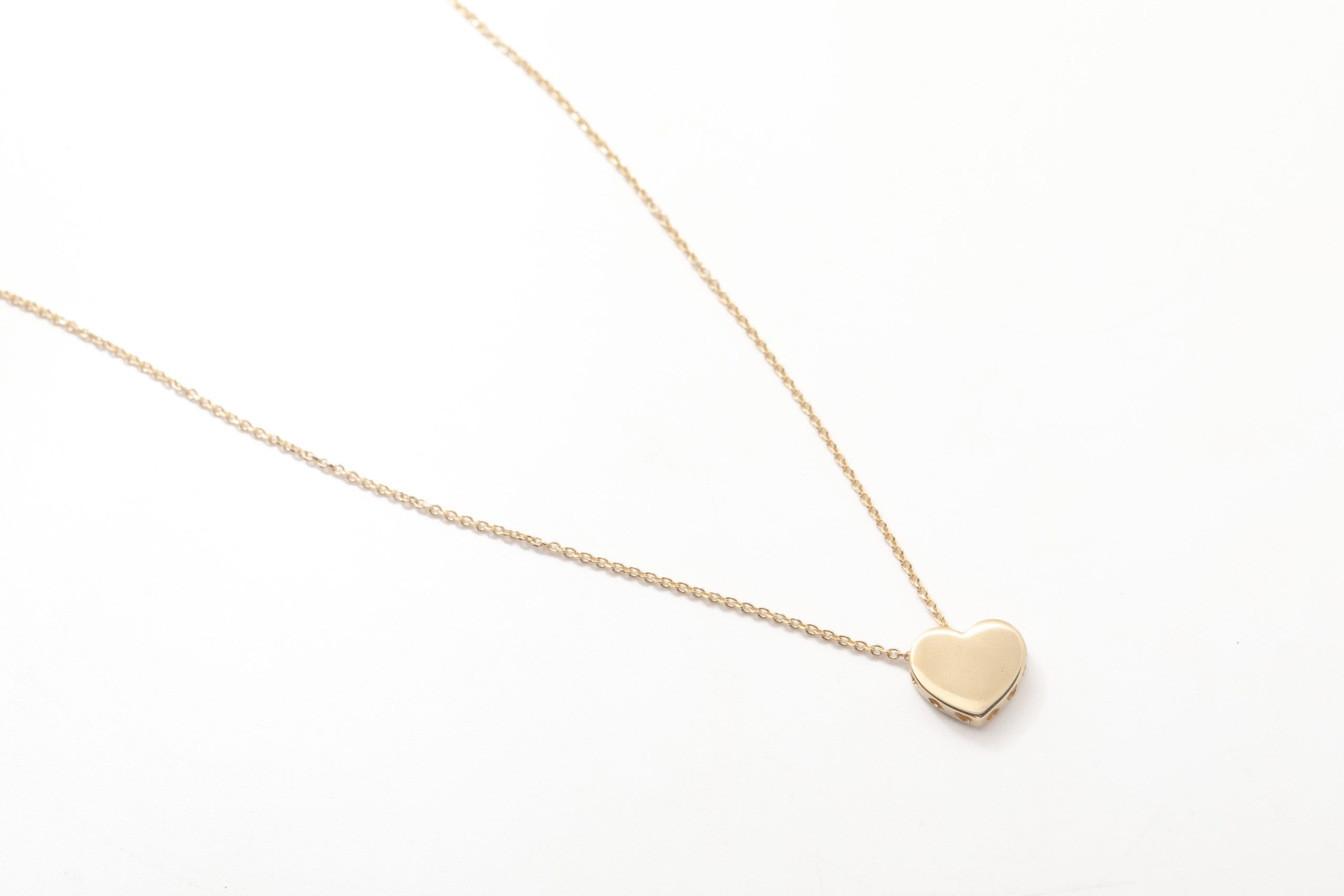 Collar con un corazón inclinado