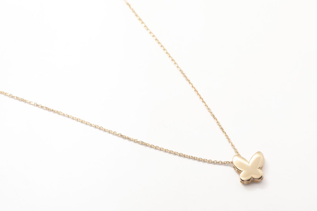 Collar con una mariposa
