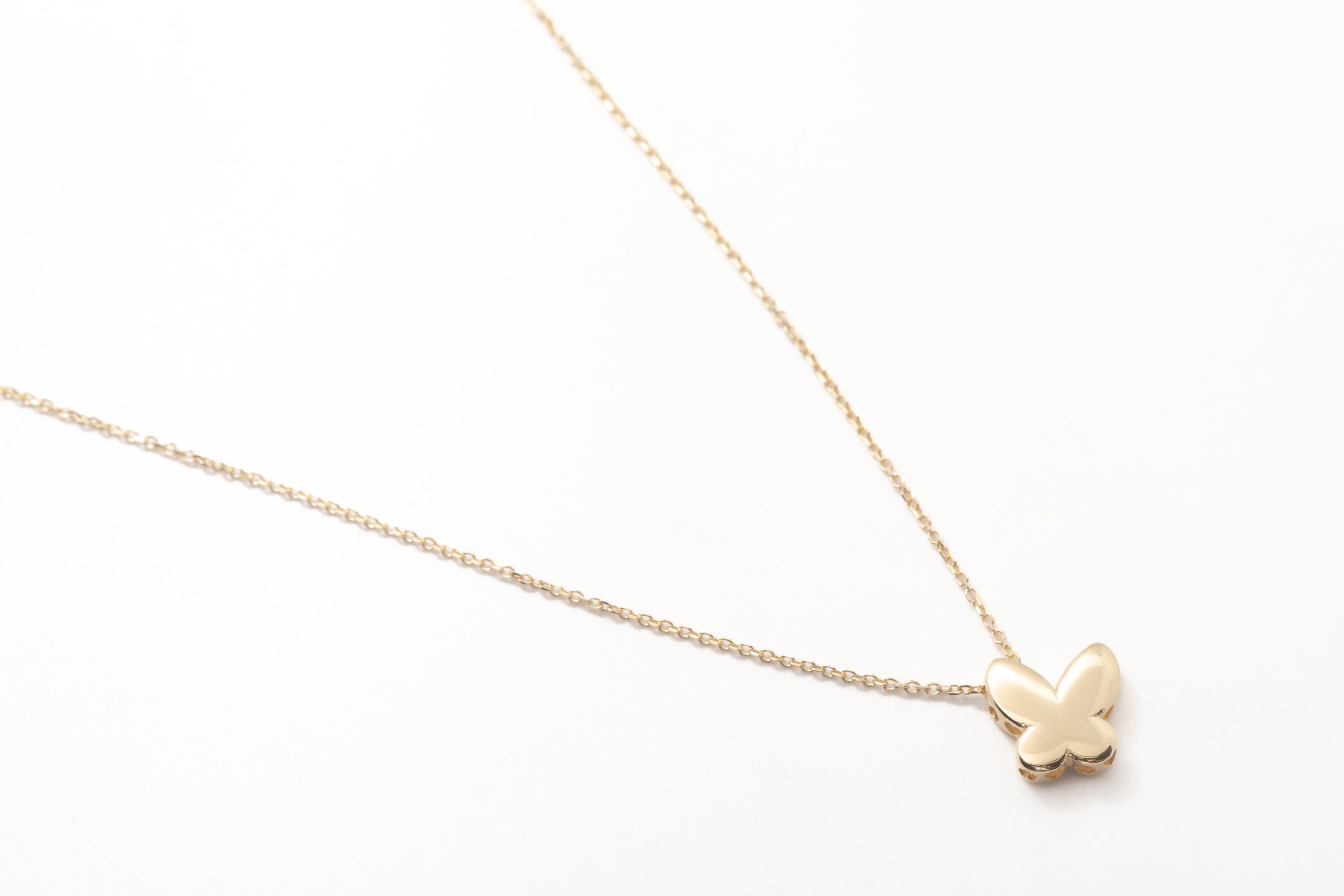 Collar con una mariposa