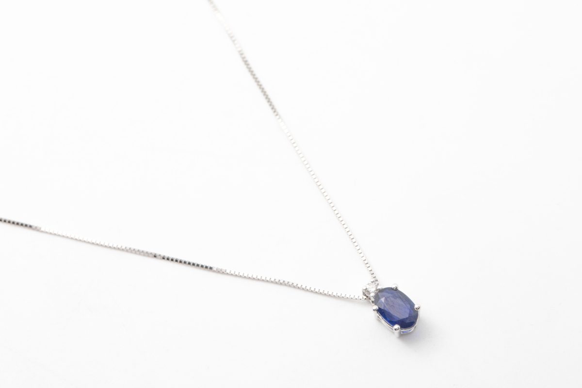 Collar con un zafiro y diamante