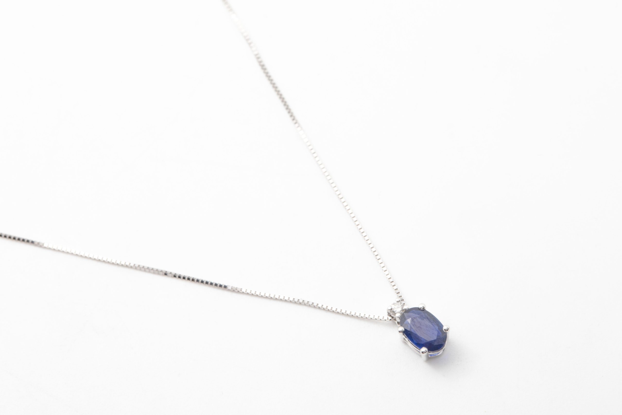Collar con un zafiro y diamante
