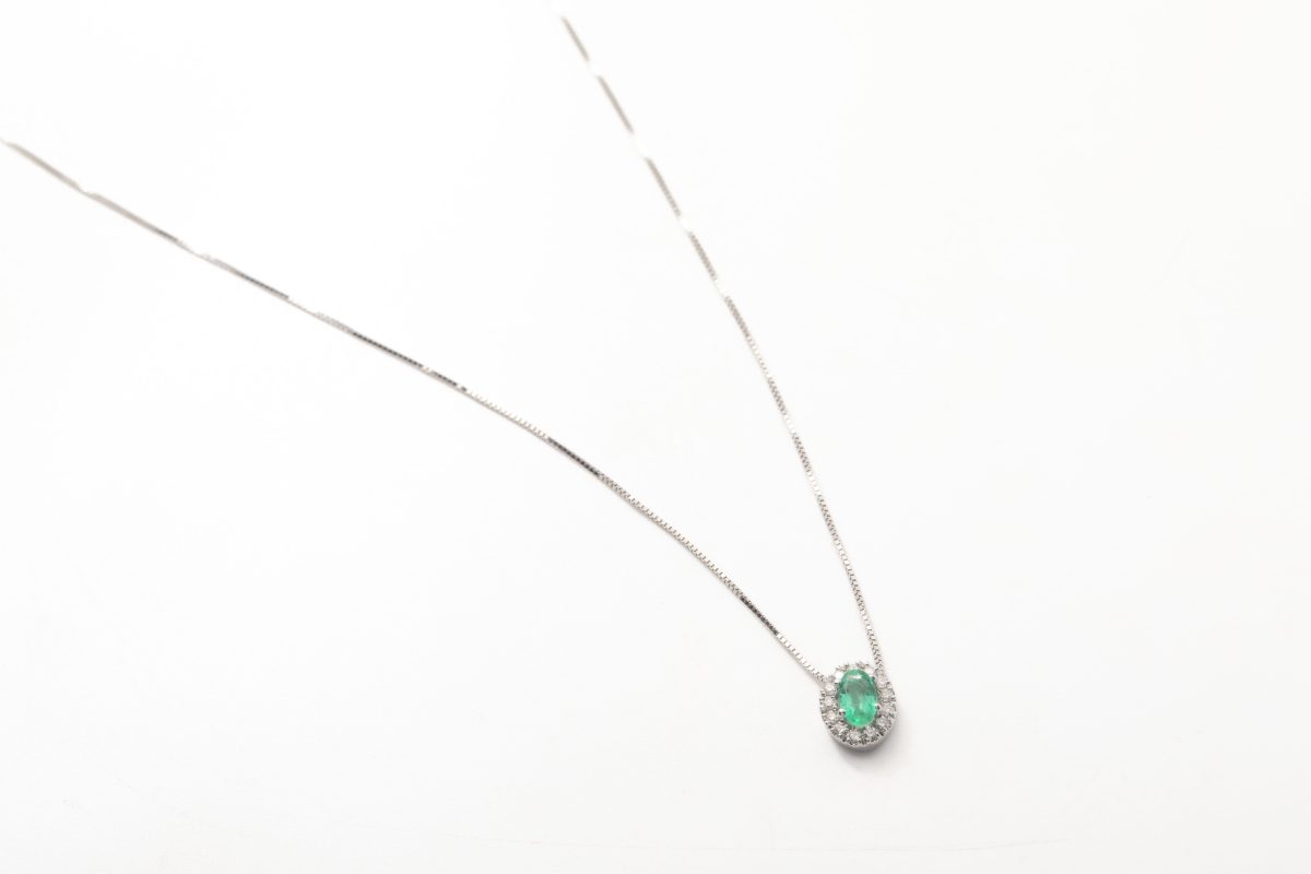 Collar con una esmeralda y diamantes