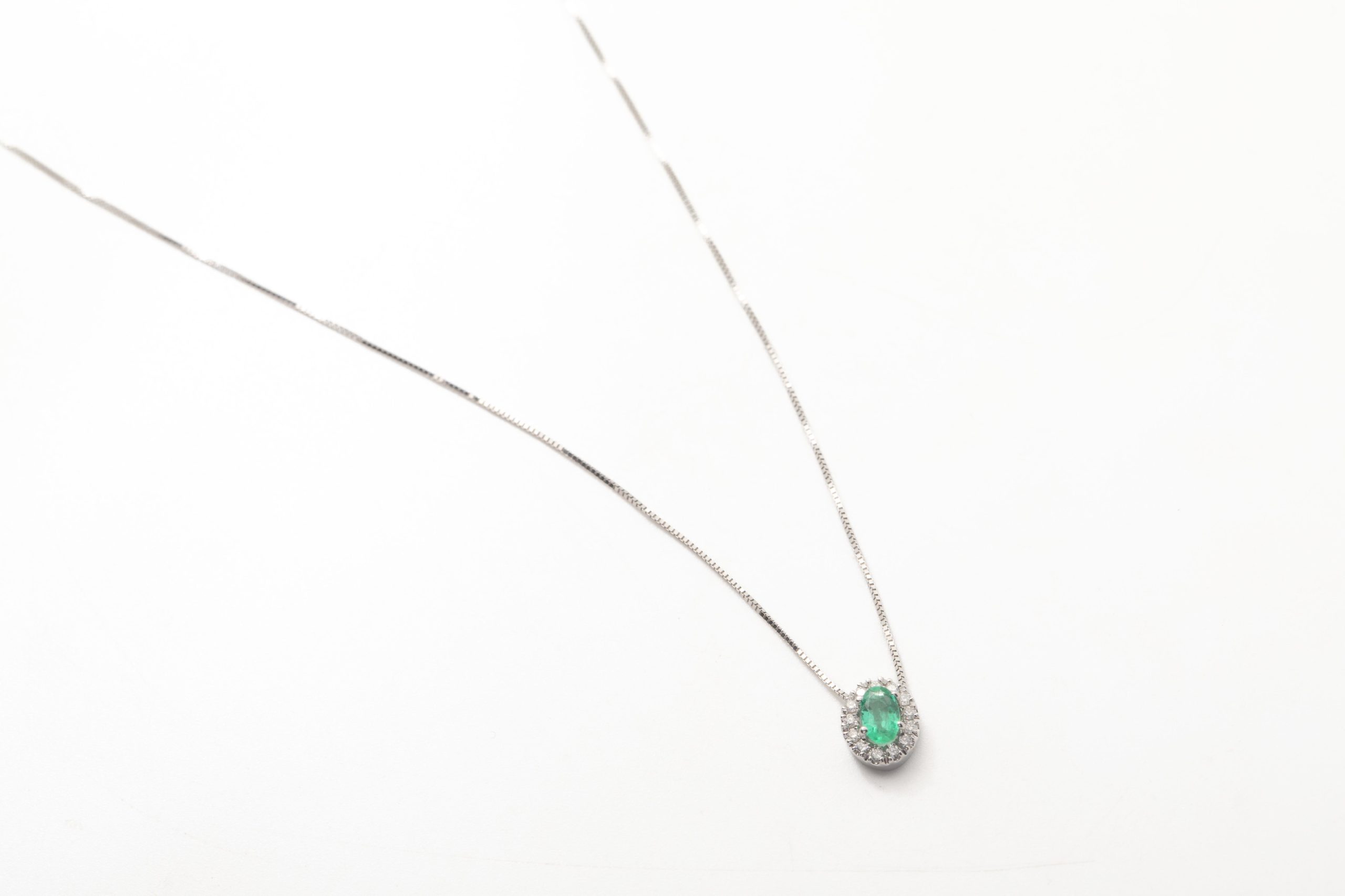Collar con una esmeralda y diamantes