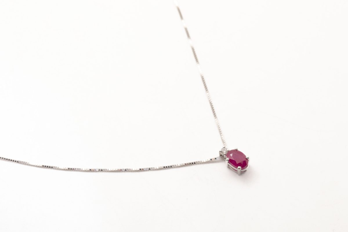 Collar con un rubí y diamante