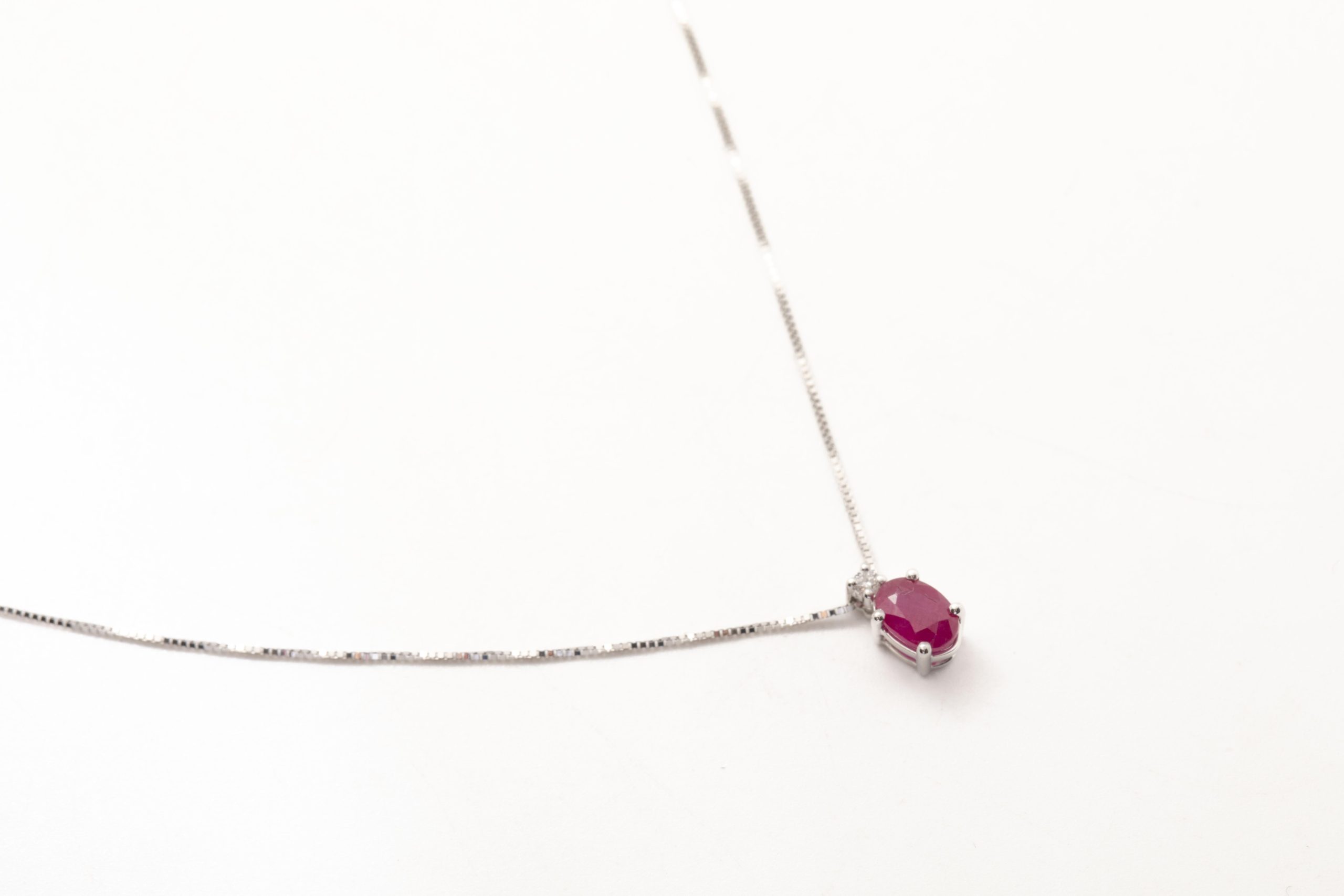 Collar con un rubí y diamante