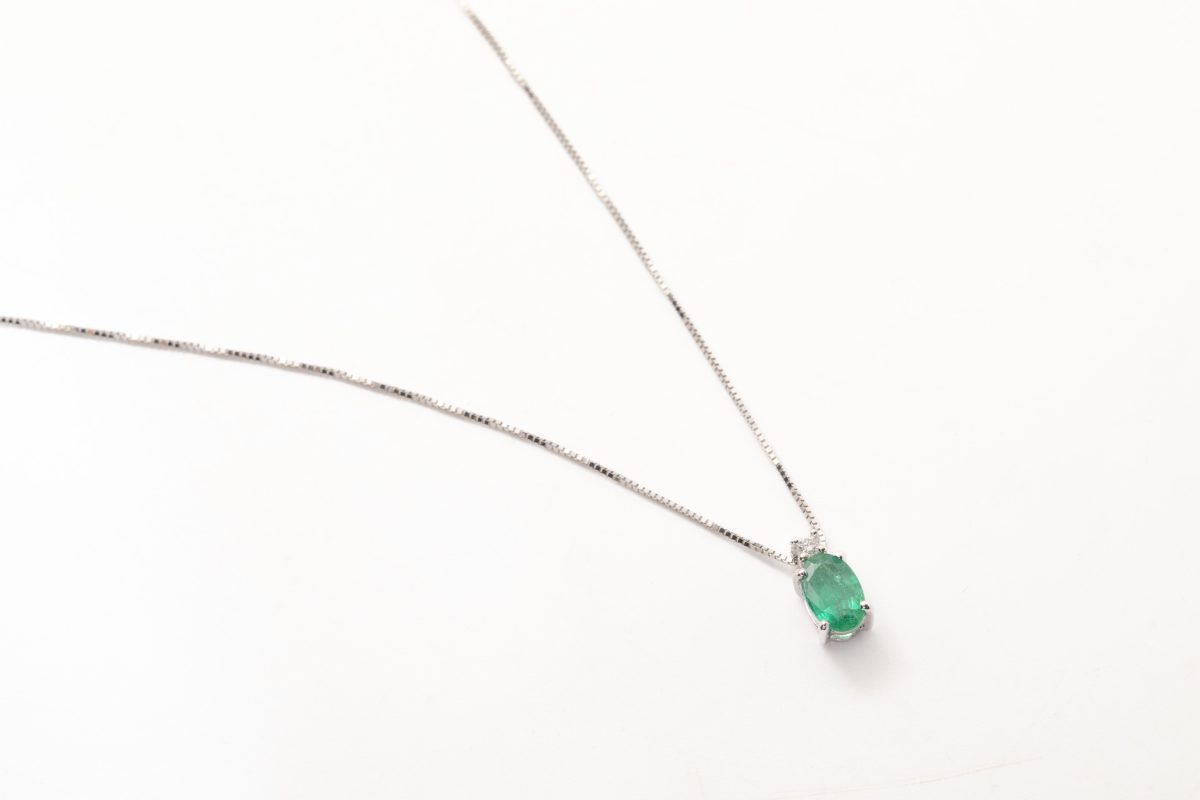 Collar con una esmeralda y diamante