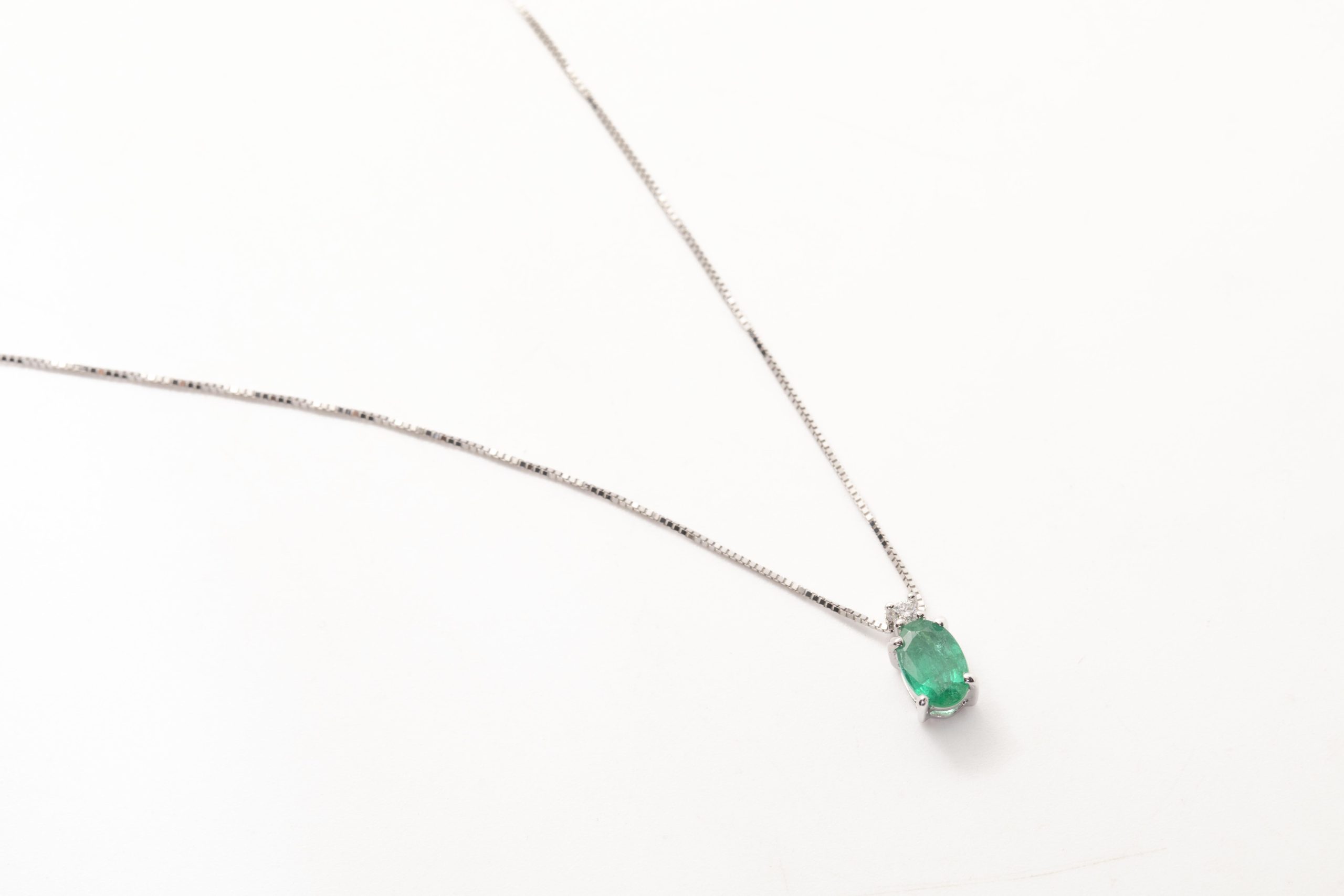 Collar con una esmeralda y diamante