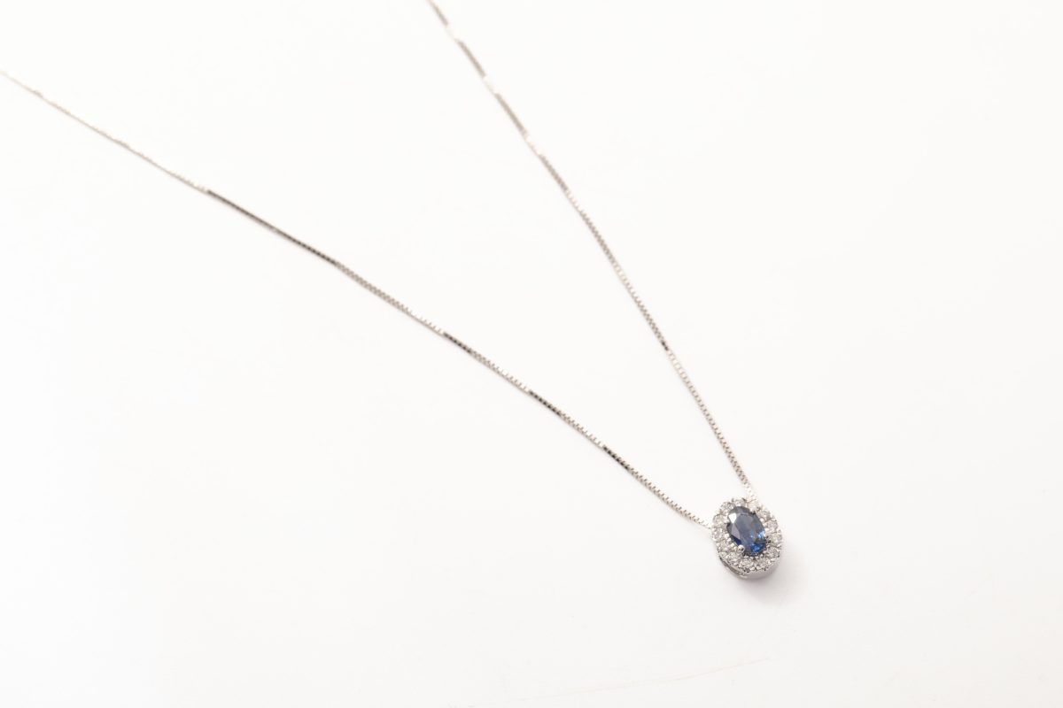 Collar con un zafiro y diamantes
