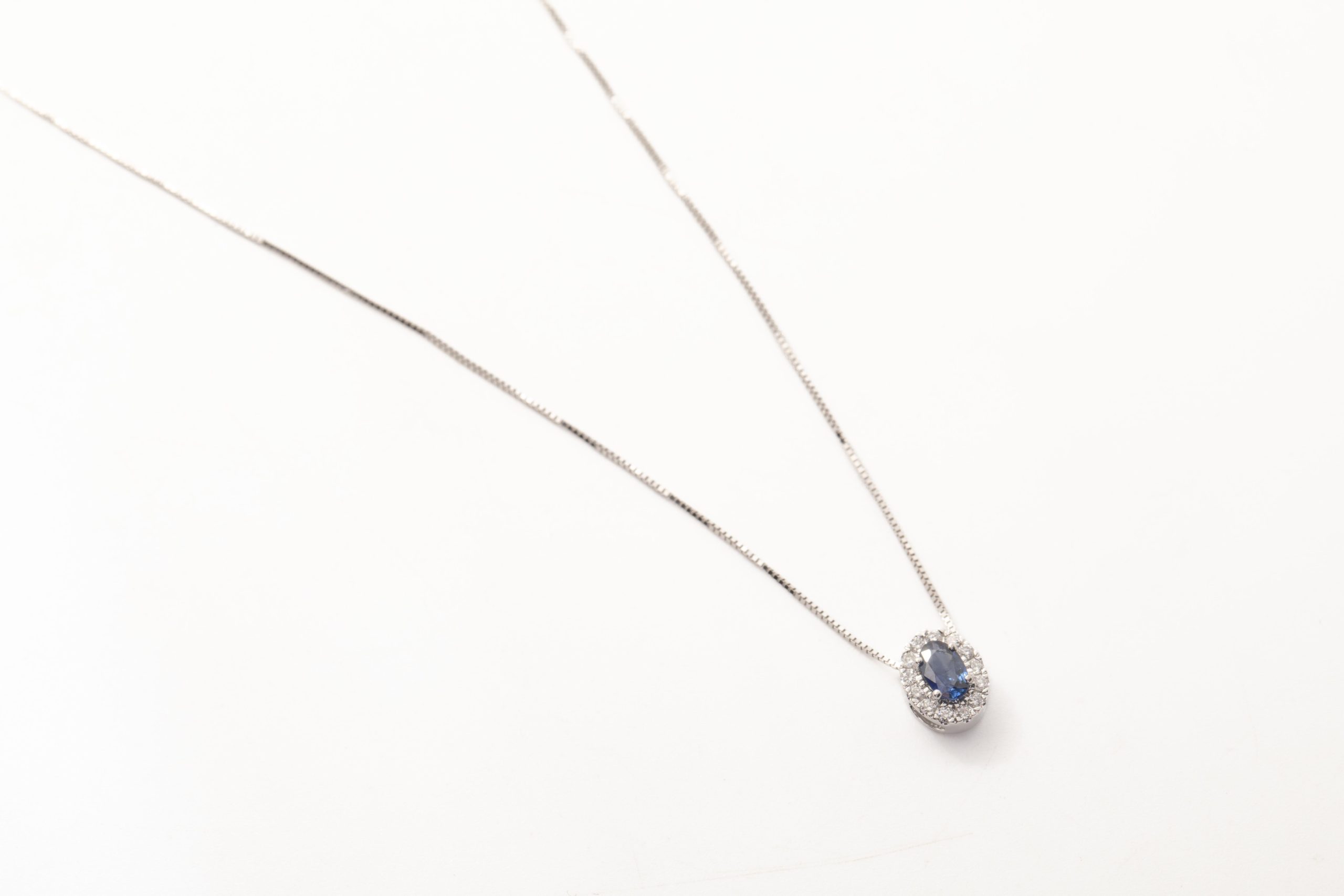 Collar con un zafiro y diamantes