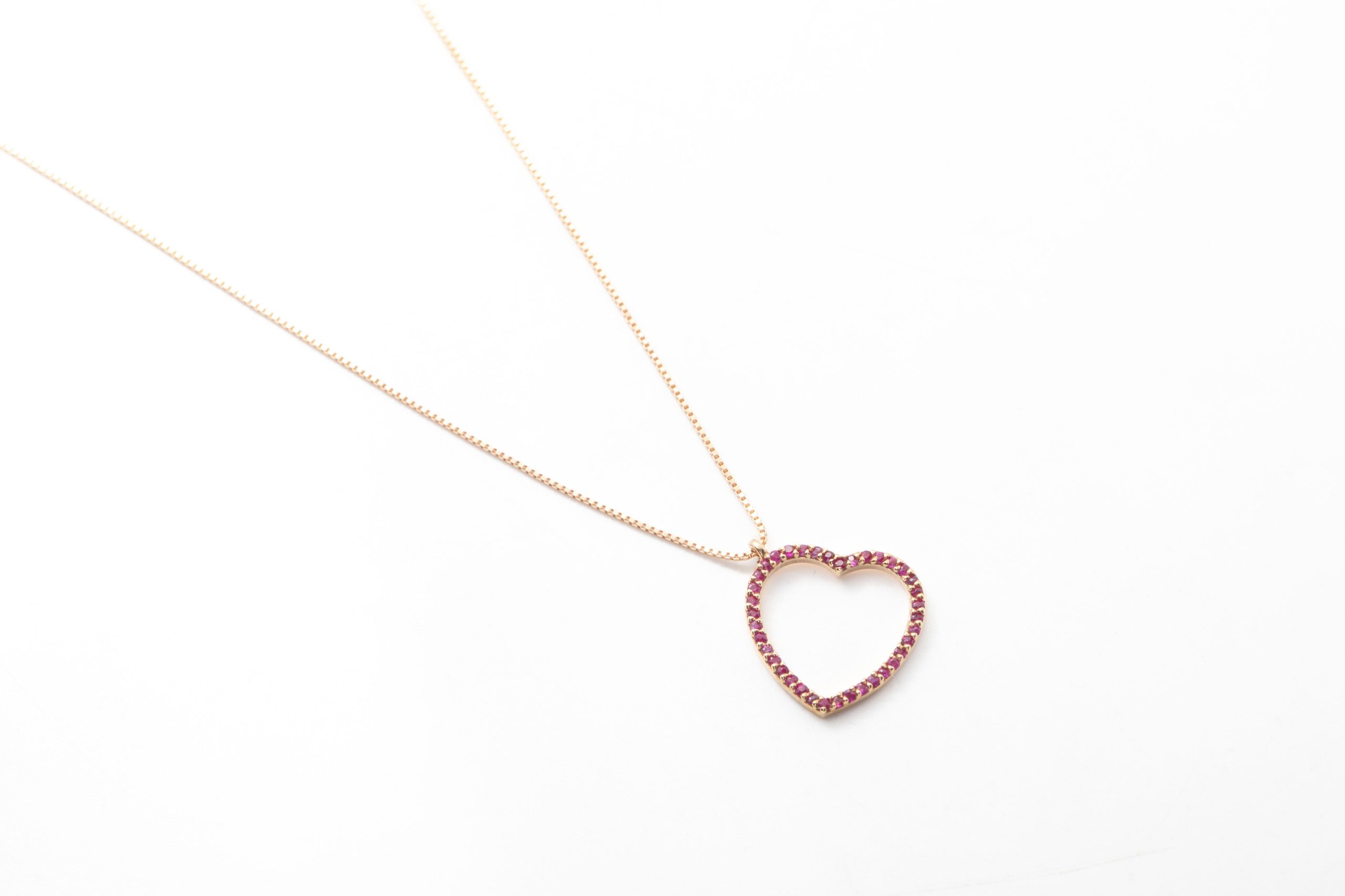 Collar con un corazón con rubís