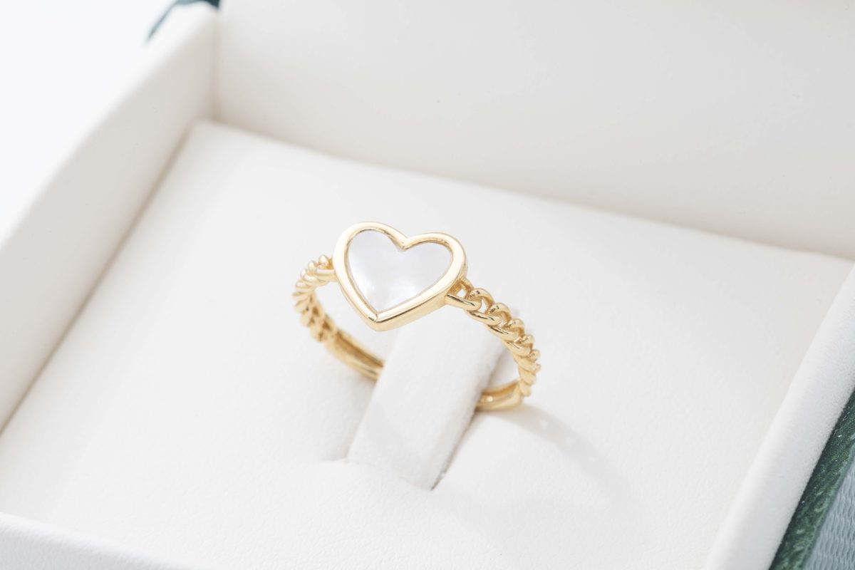 Anillo corazón con madre perla
