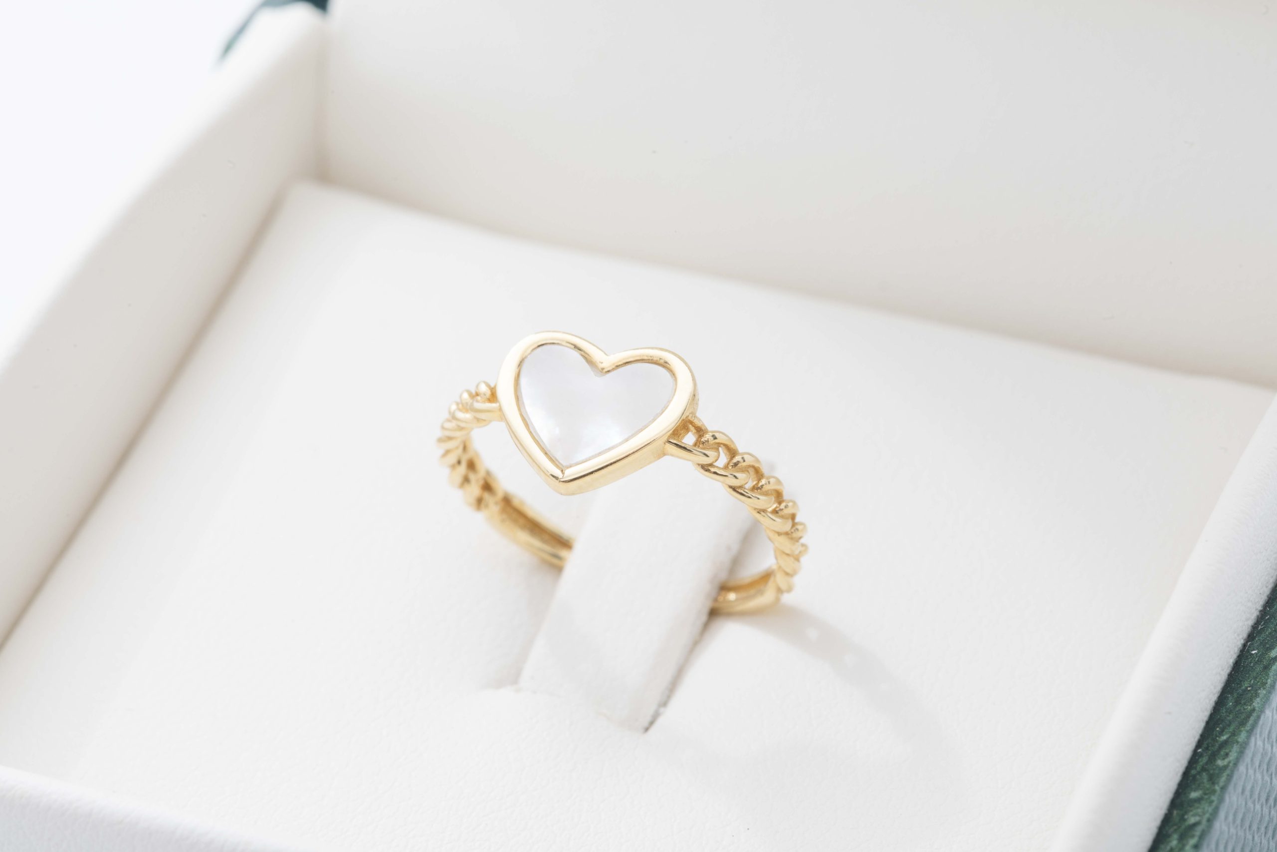 Anillo corazón con madre perla