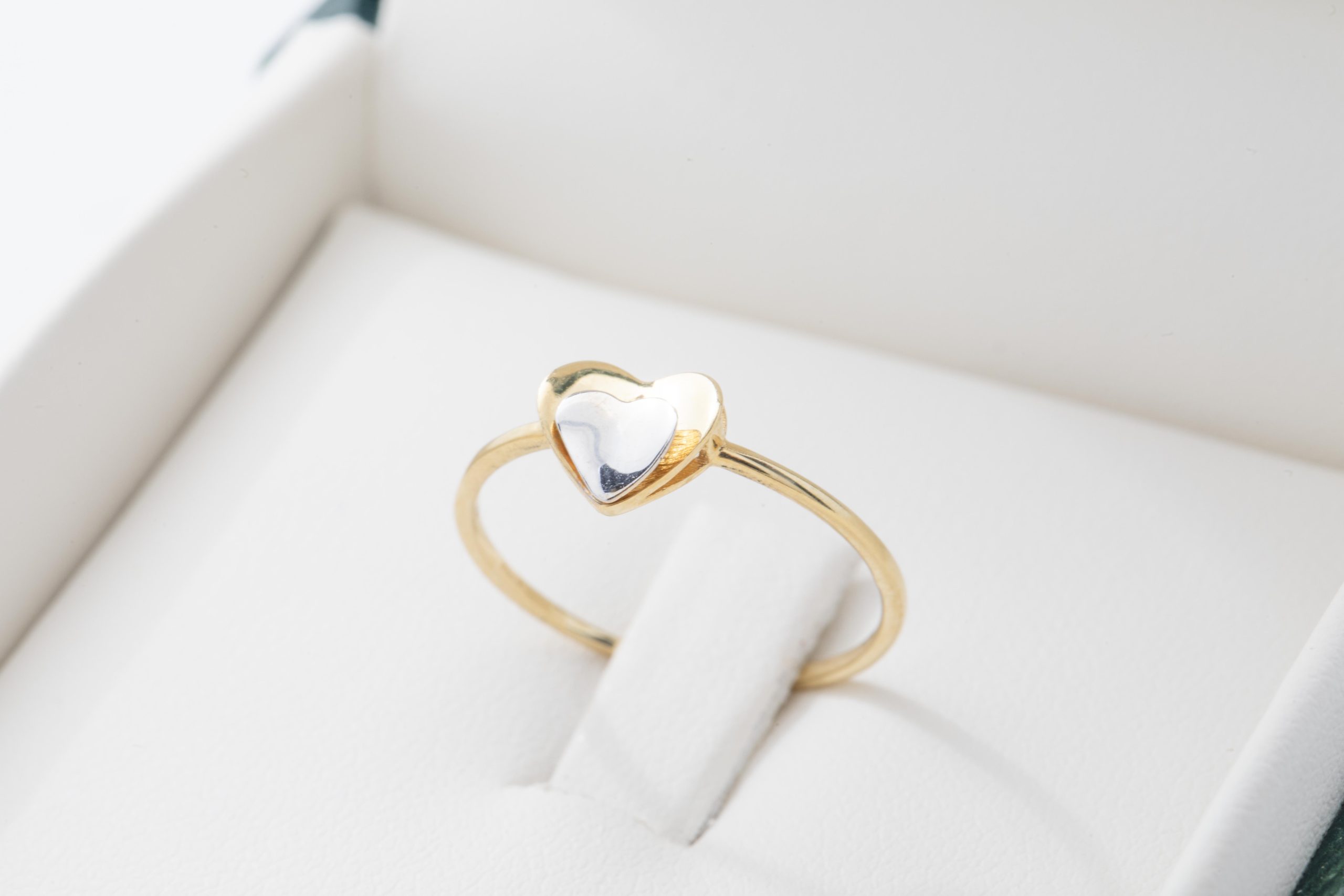 Anillo corazón en oro blanco y amarillo