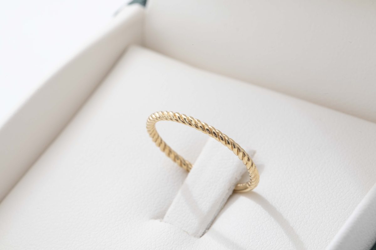 Anillo enroscado en oro amarillo