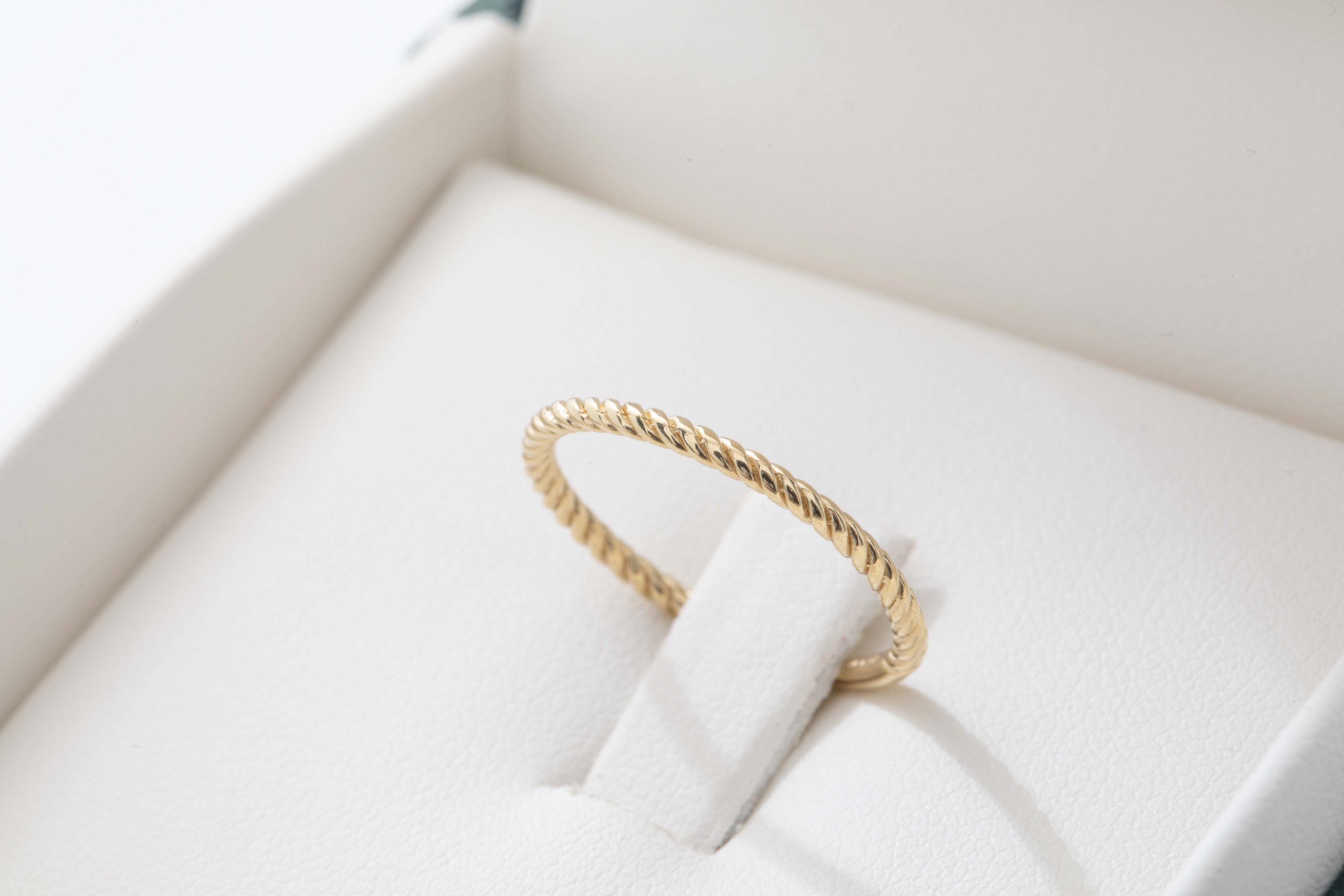 Anillo enroscado en oro amarillo
