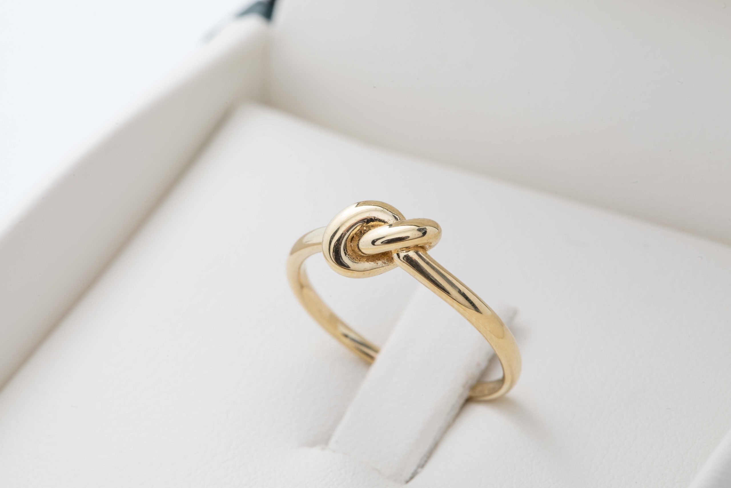 Anillo con nudo