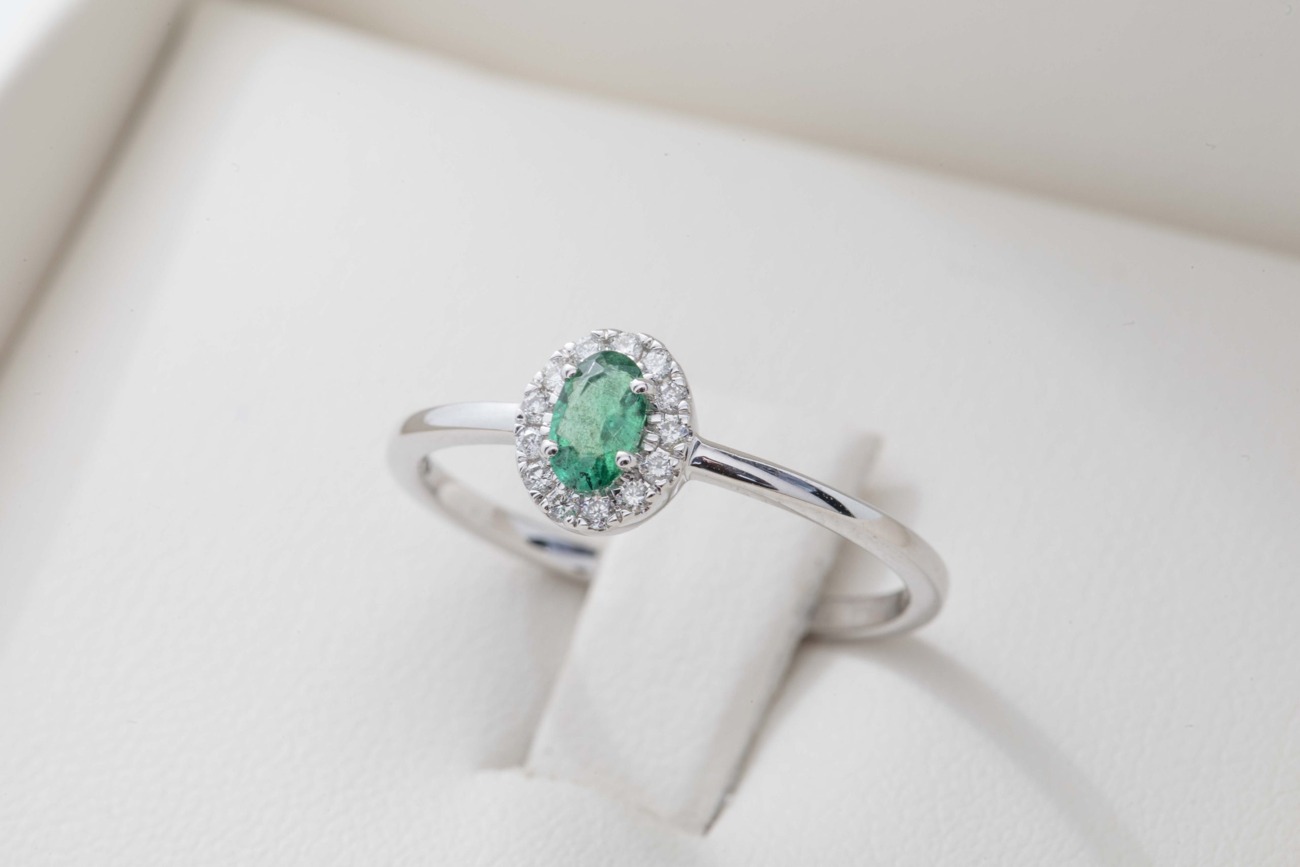 Anillo con una esmeralda y diamantes