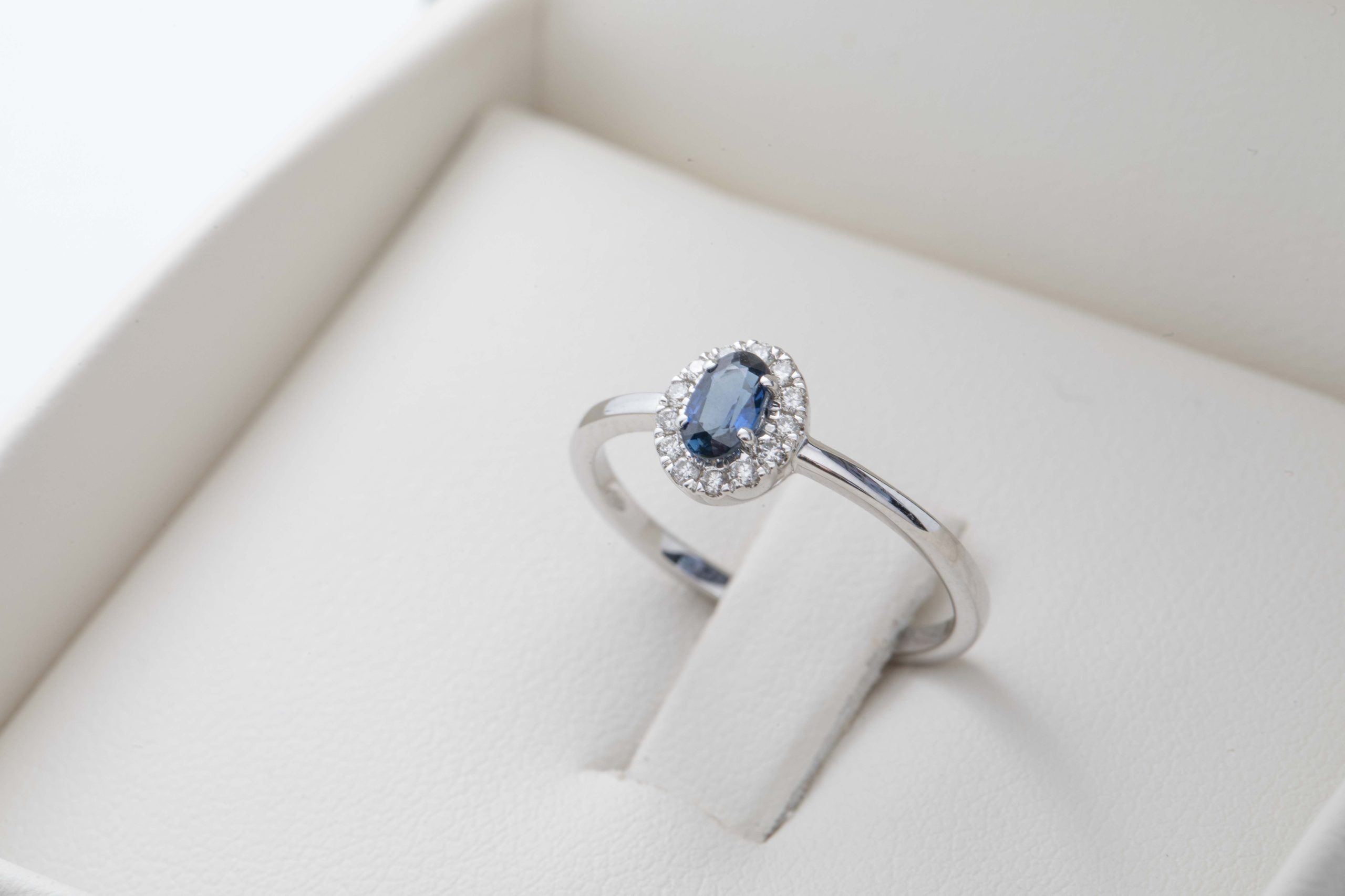 Anillo con un zafiro y diamantes