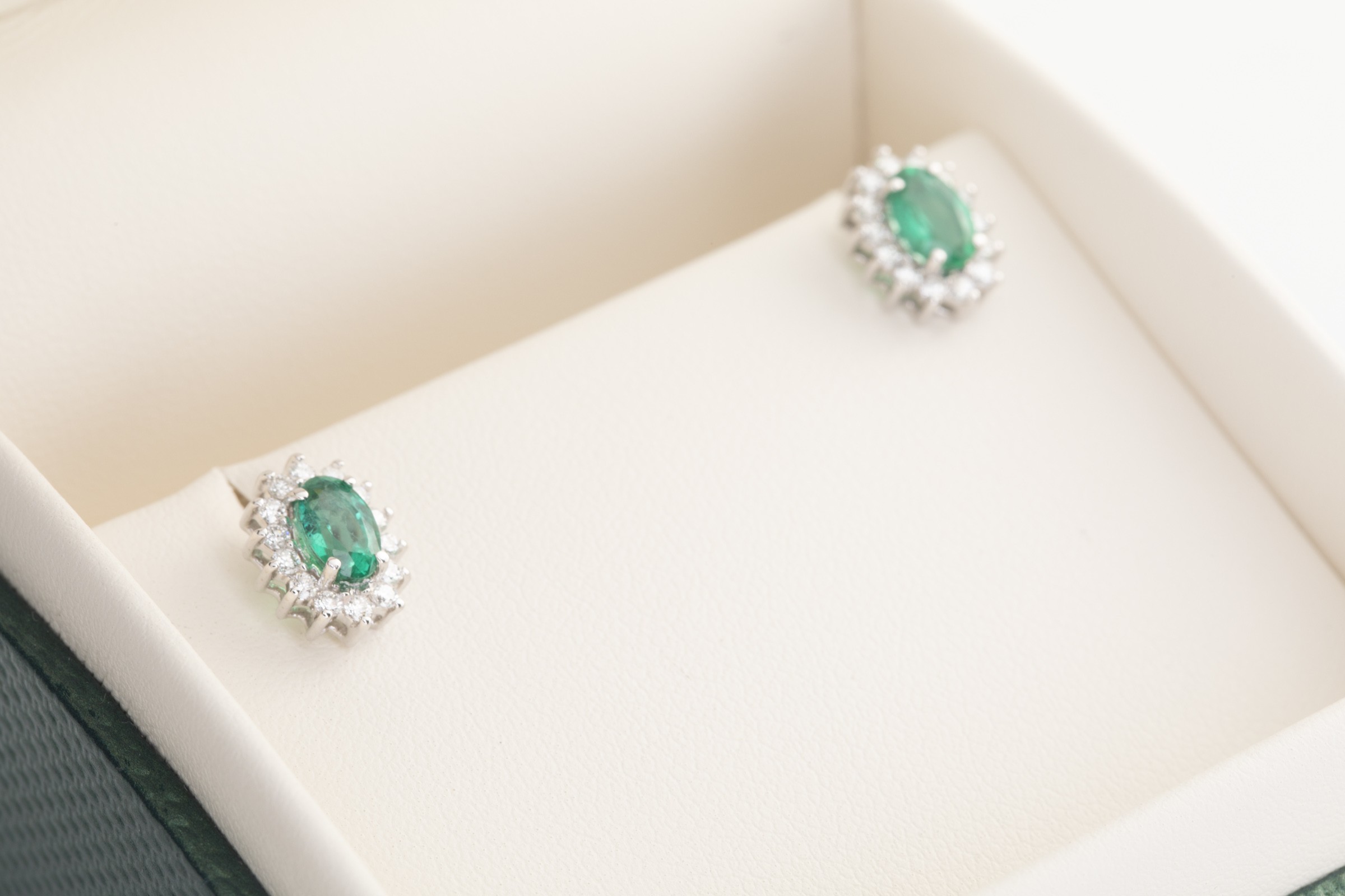 Aretes de esmeraldas y brillantes