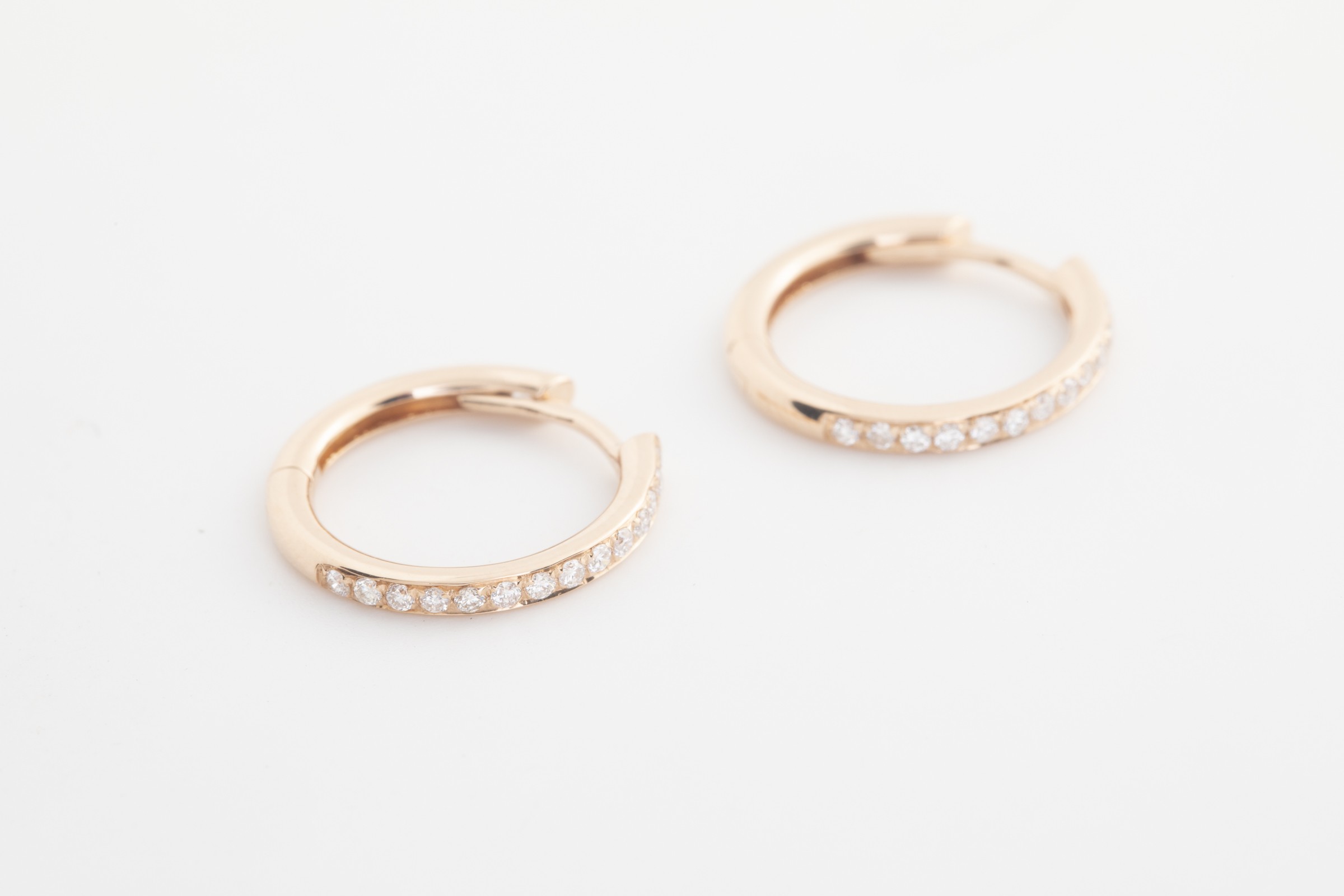 Aretes de argolla con brillantes