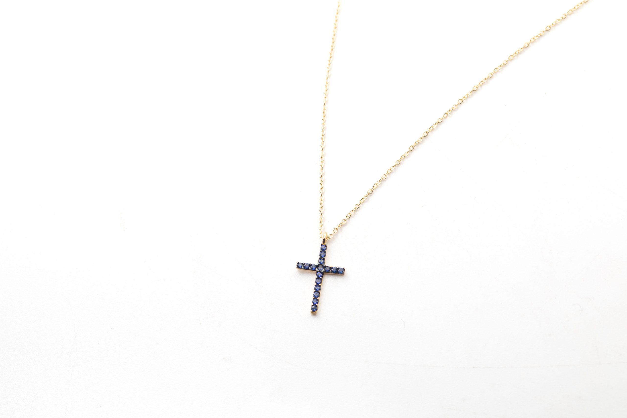 Collar con cruz de zafiros
