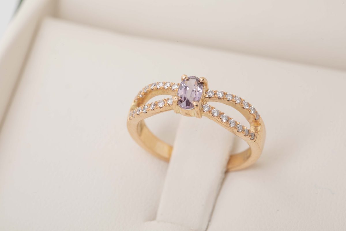 Anillo con un zafiro y diamantes