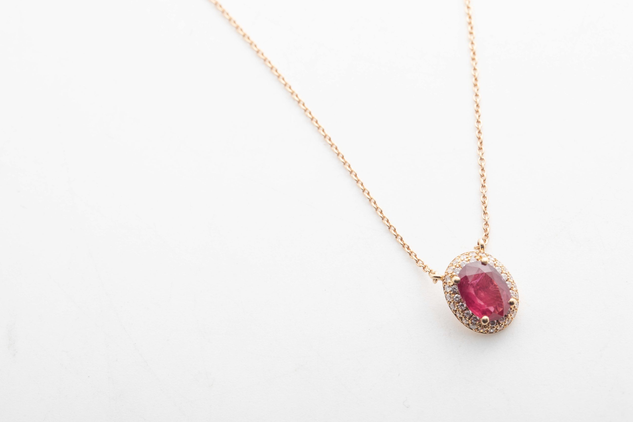 Collar con un rubí y diamantes
