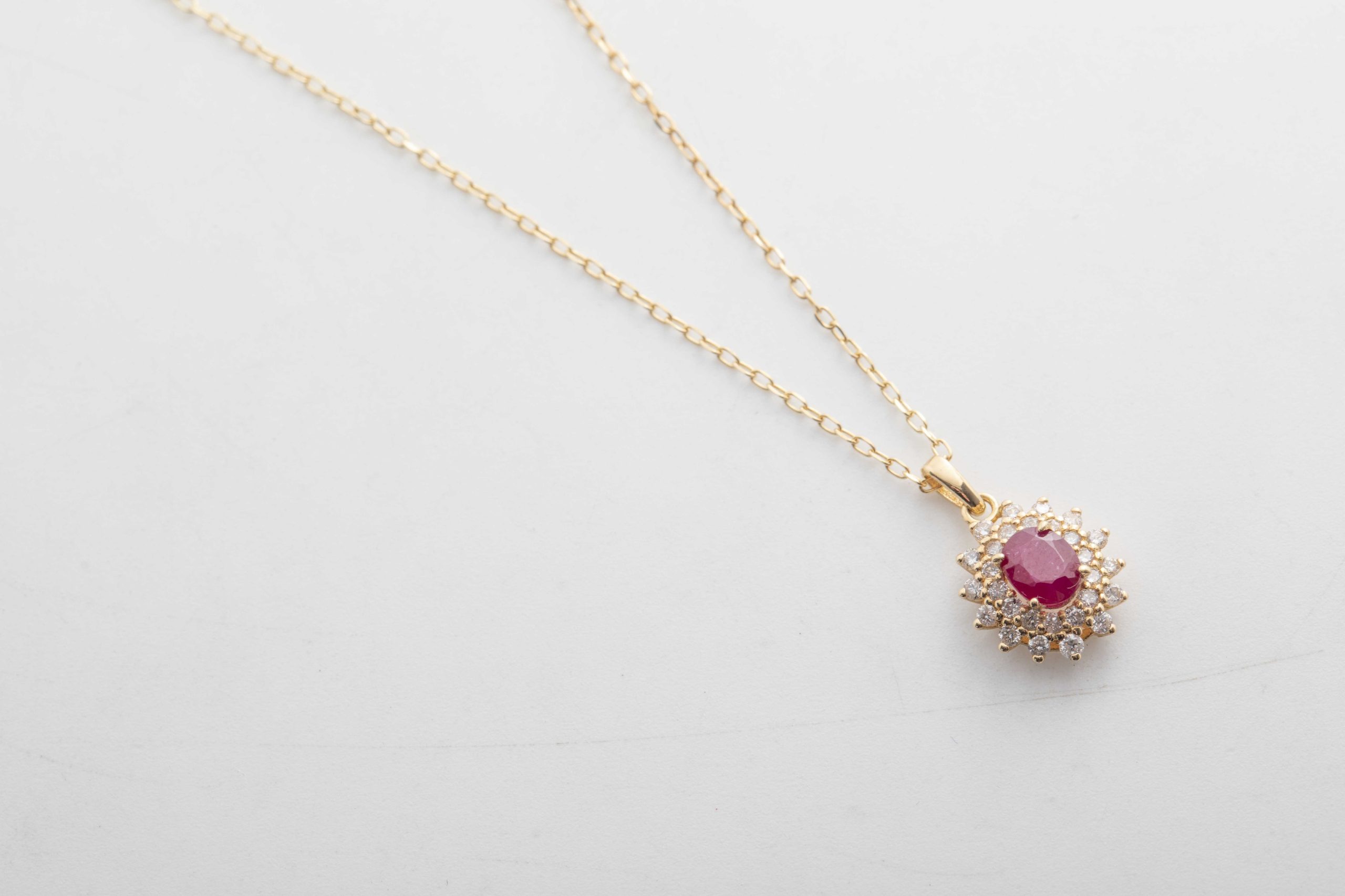 Collar con un rubí y diamantes