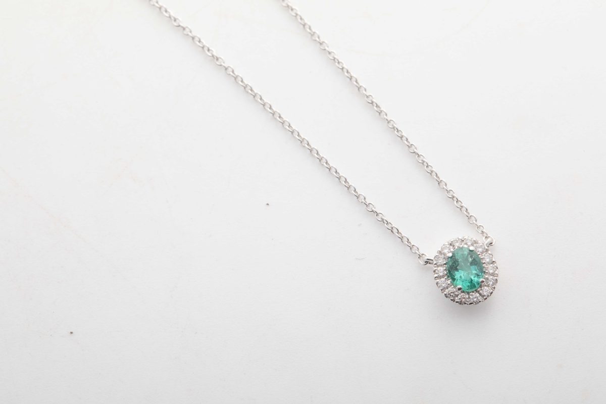 Collar con una esmeralda y diamantes