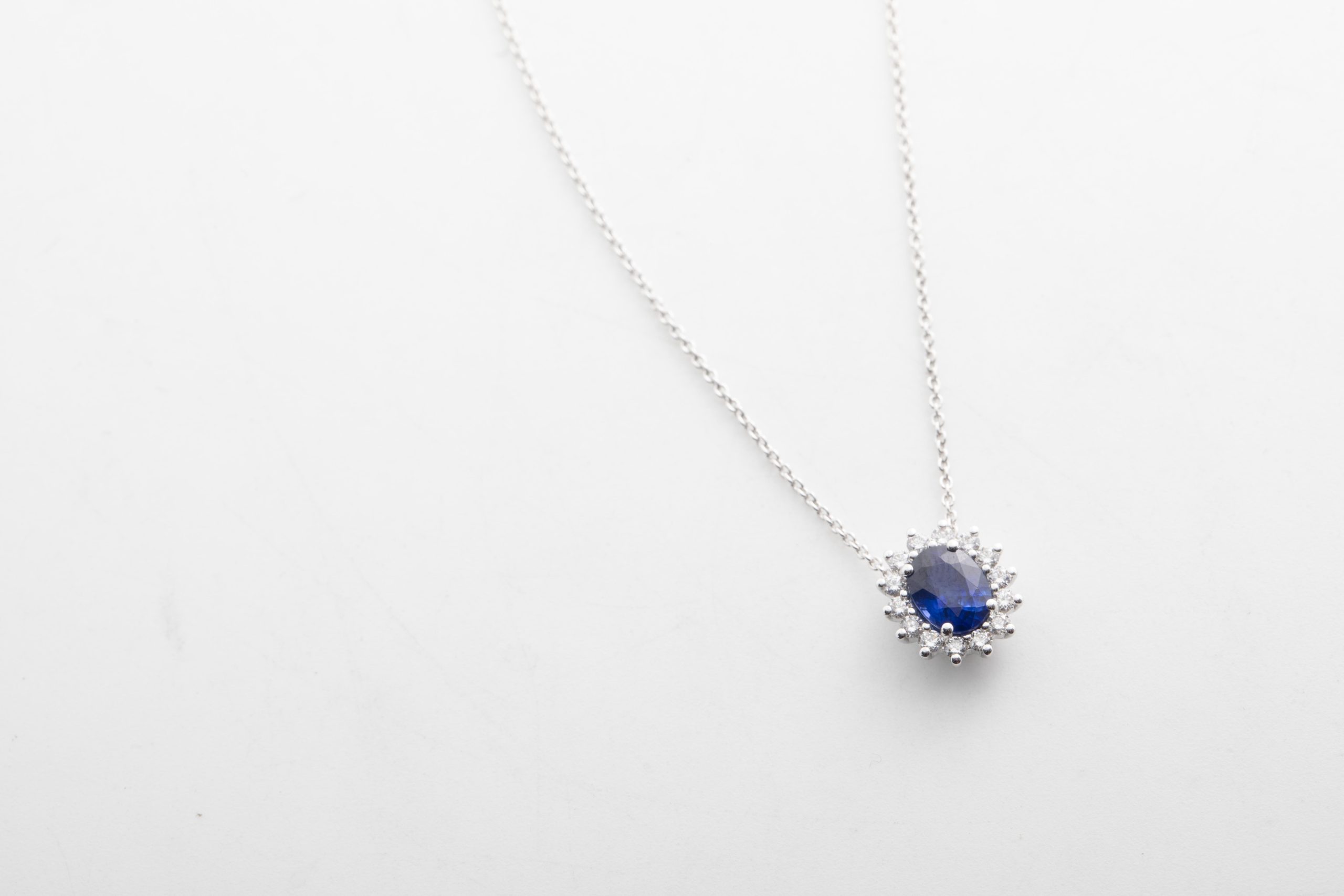 Collar con un zafiro y diamantes