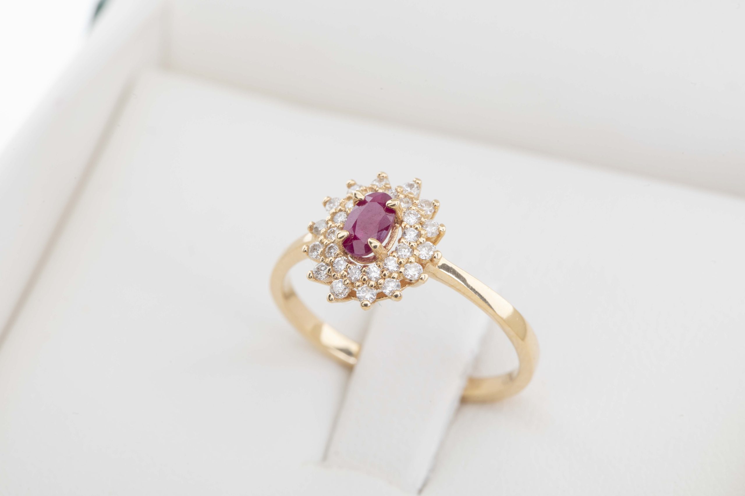 Anillo con un rubí y diamantes