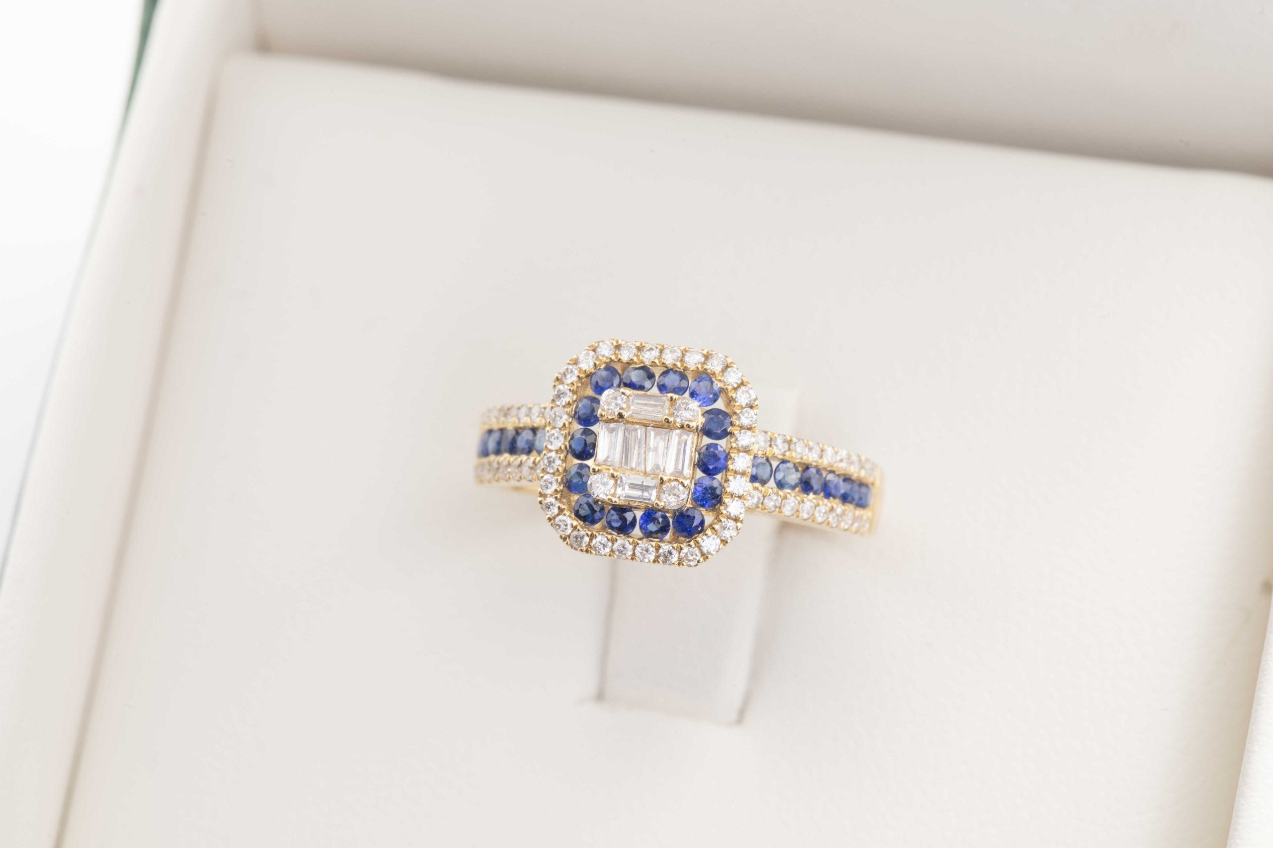 Anillo con zafiros y diamantes