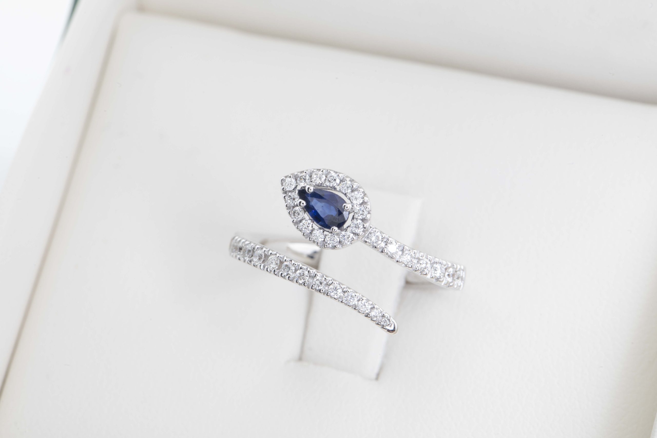 Anillo cruzado con un zafiro y diamantes