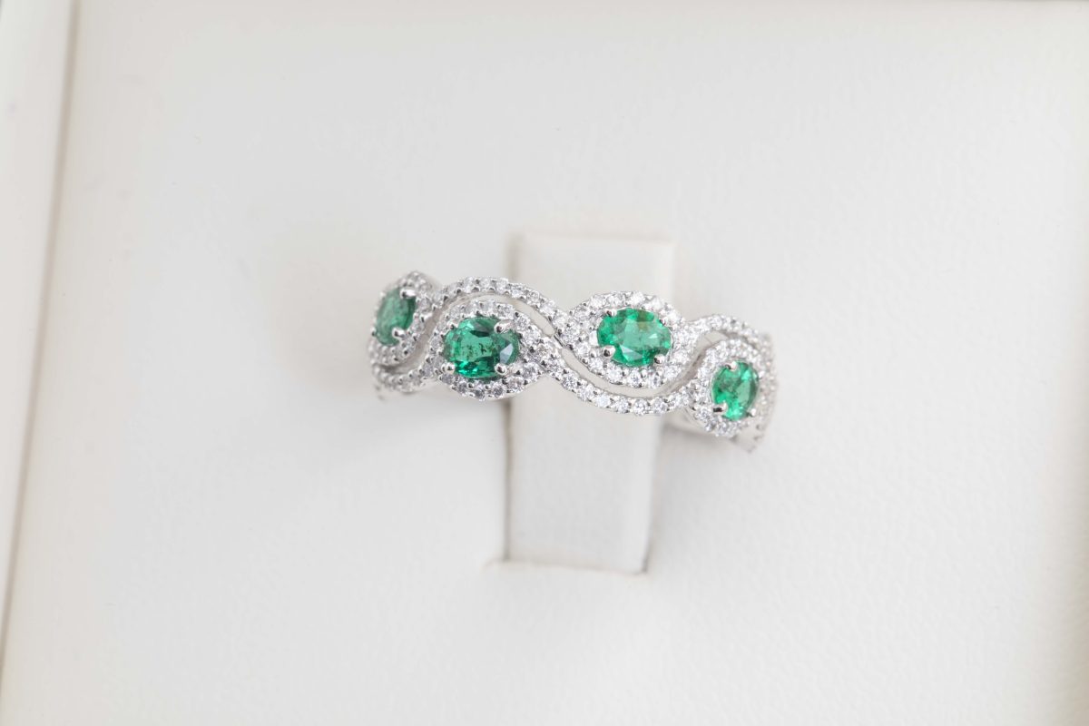 Anillo con esmeraldas y diamantes
