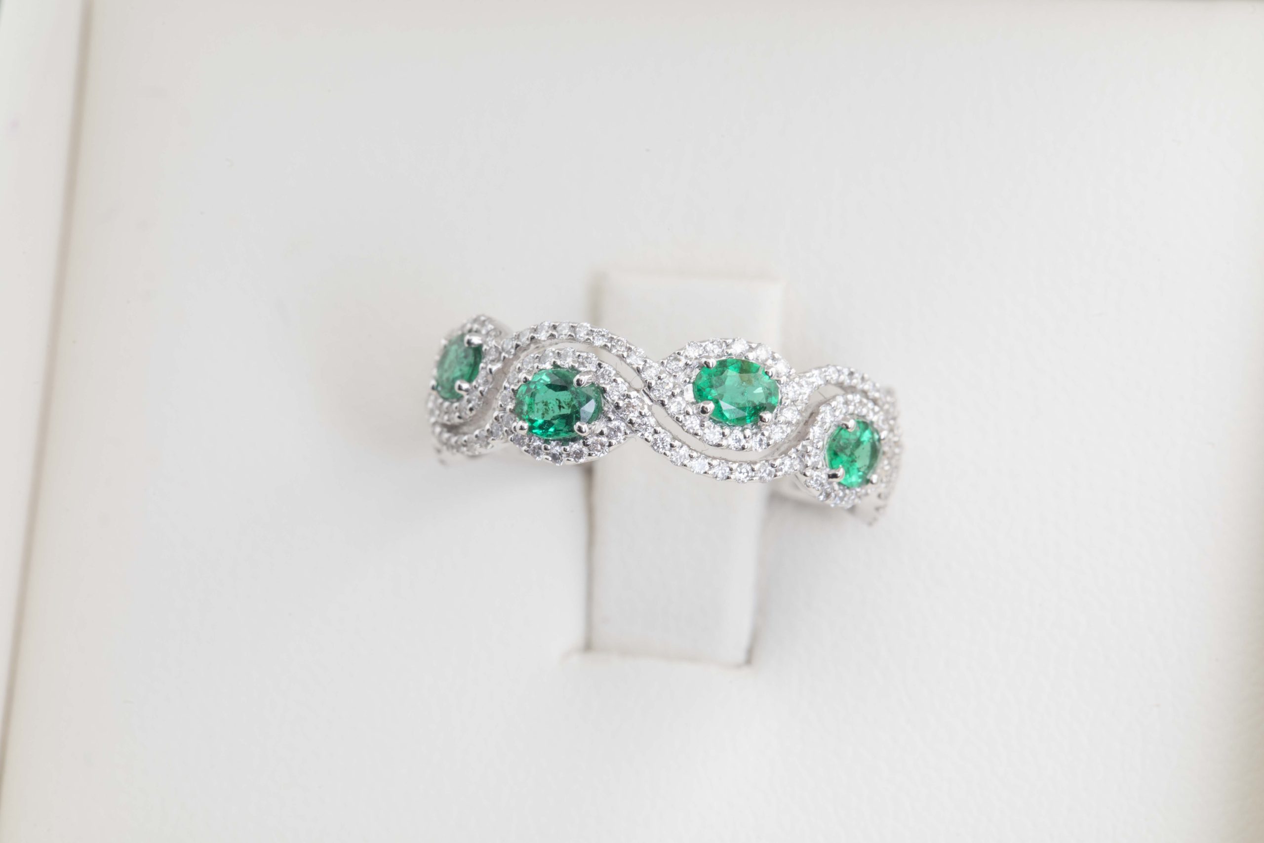 Anillo con esmeraldas y diamantes