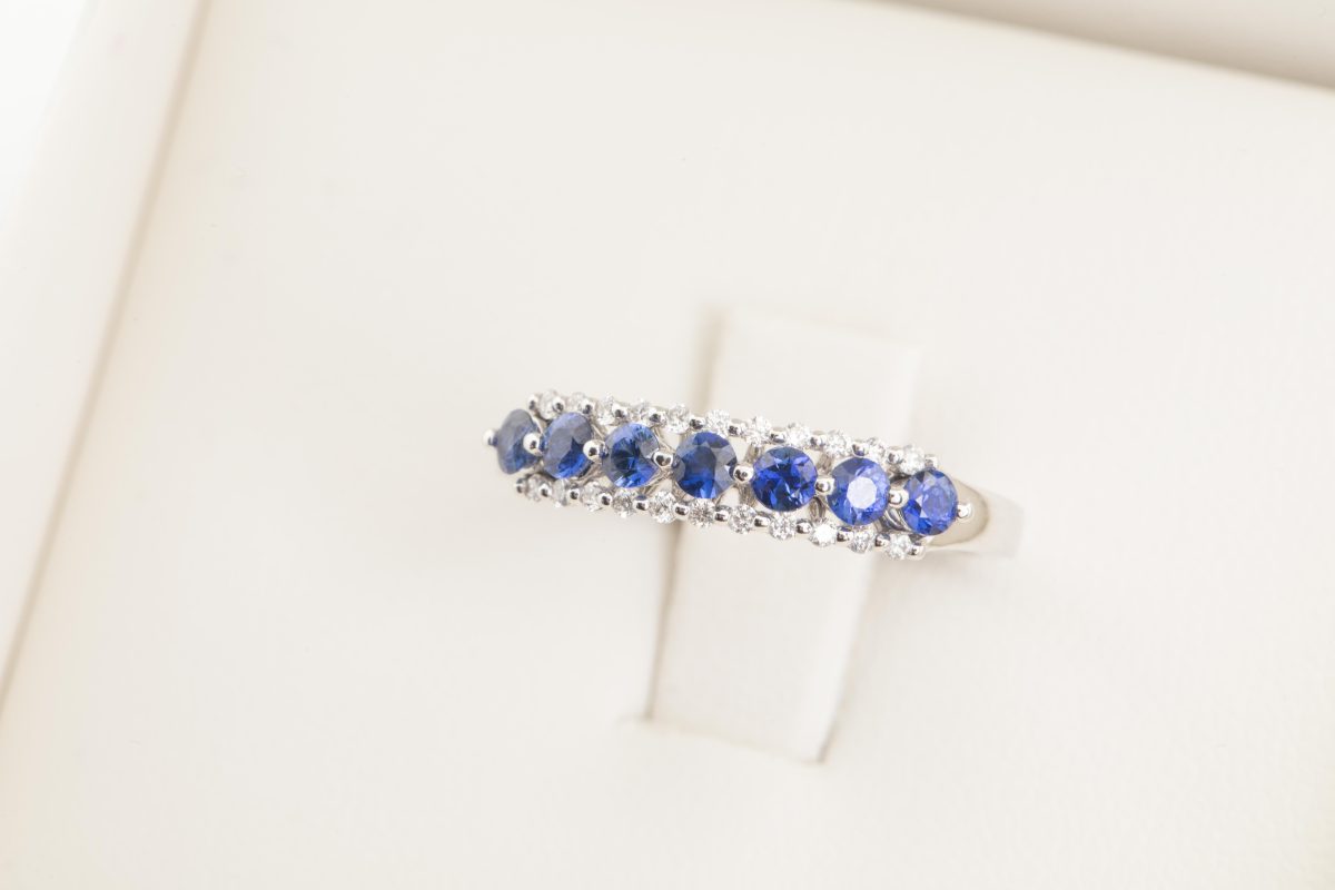 Anillo estilo rivier con zafiros y diamantes