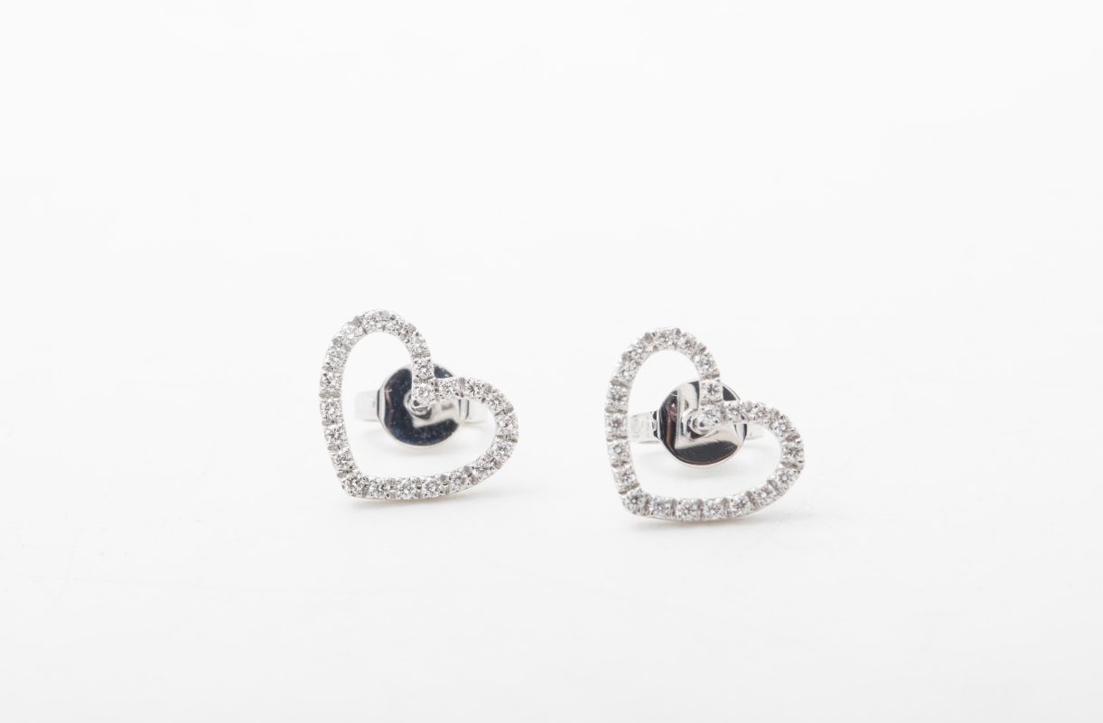 Aretes corazones con diamantes