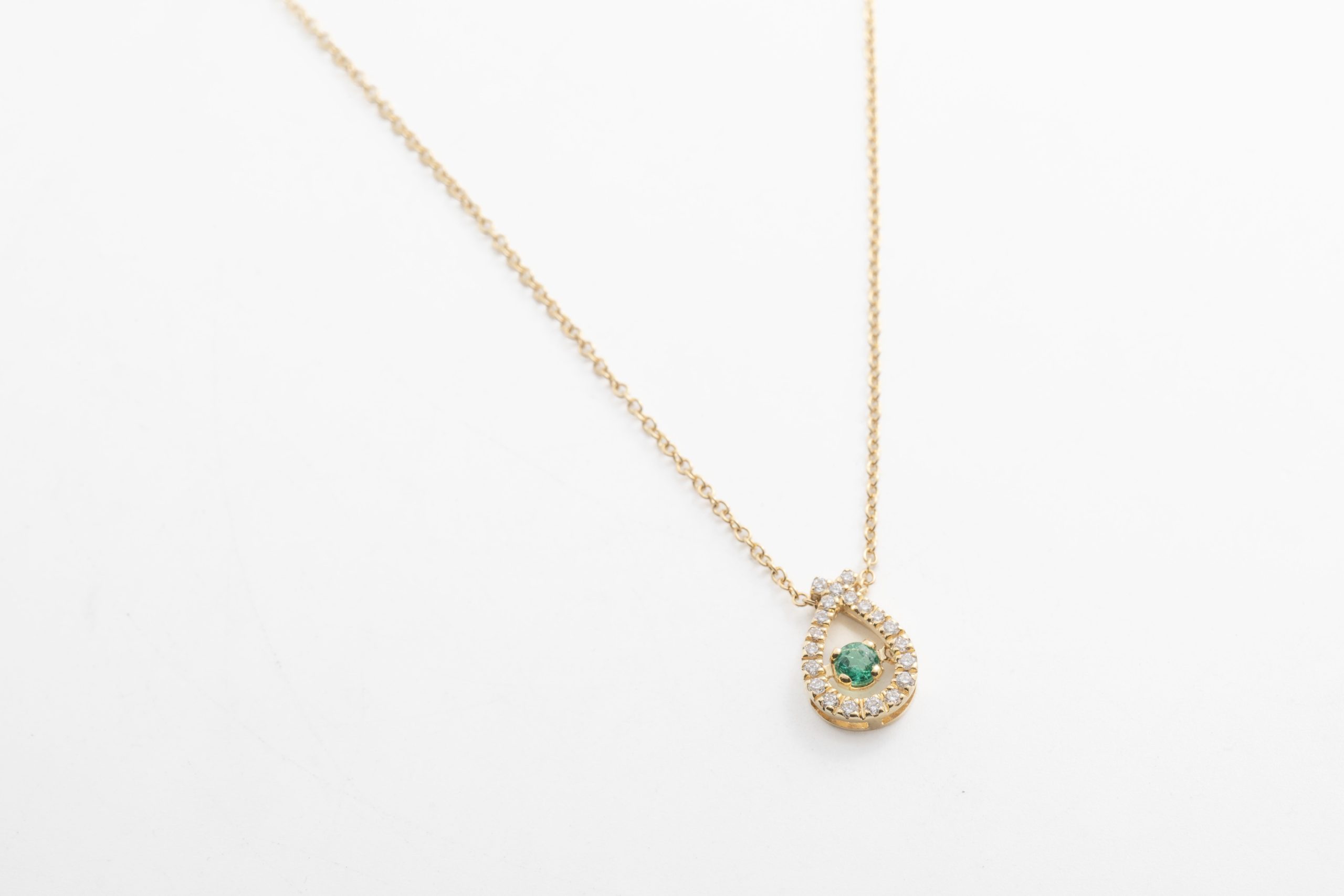 Collar con esmeralda y diamantes