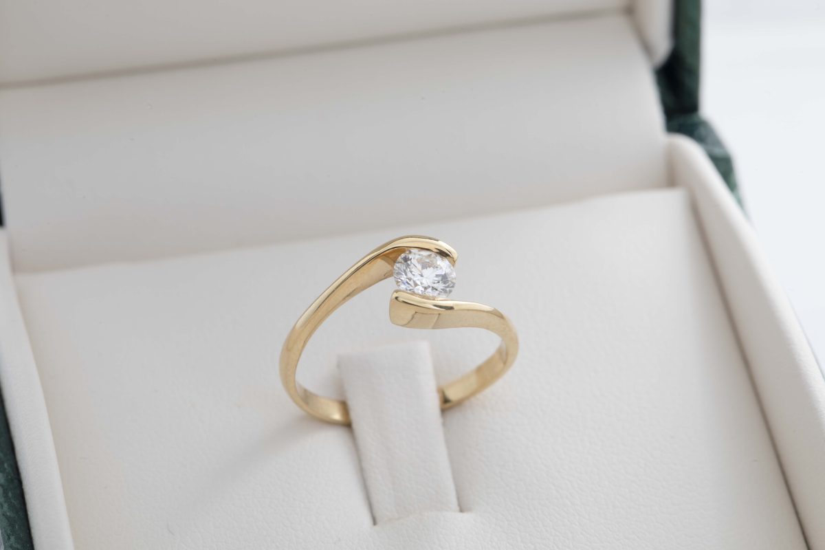 Anillo de compromiso con diamante oval 0.46Ct.