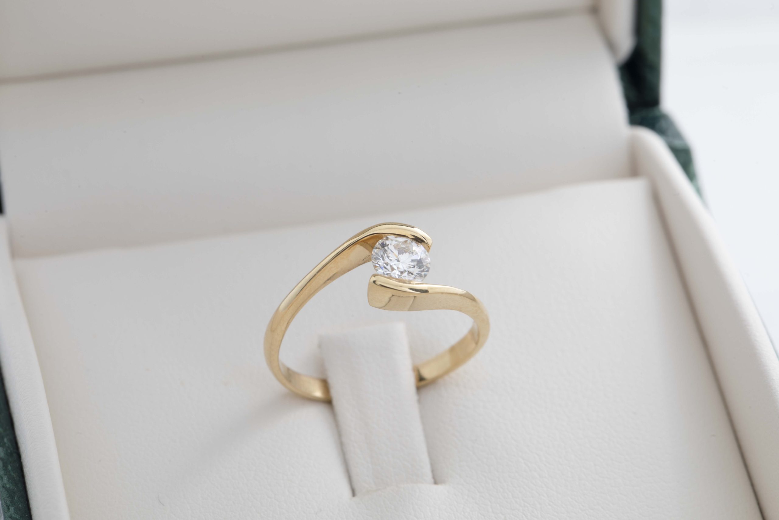 Anillo de compromiso con diamante oval 0.46Ct.