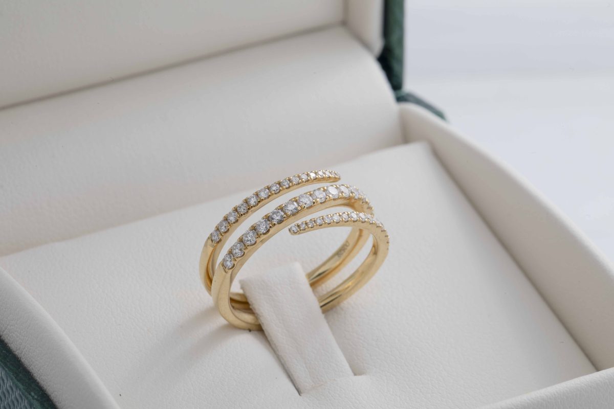 Anillo con diamantes en oro amarillo